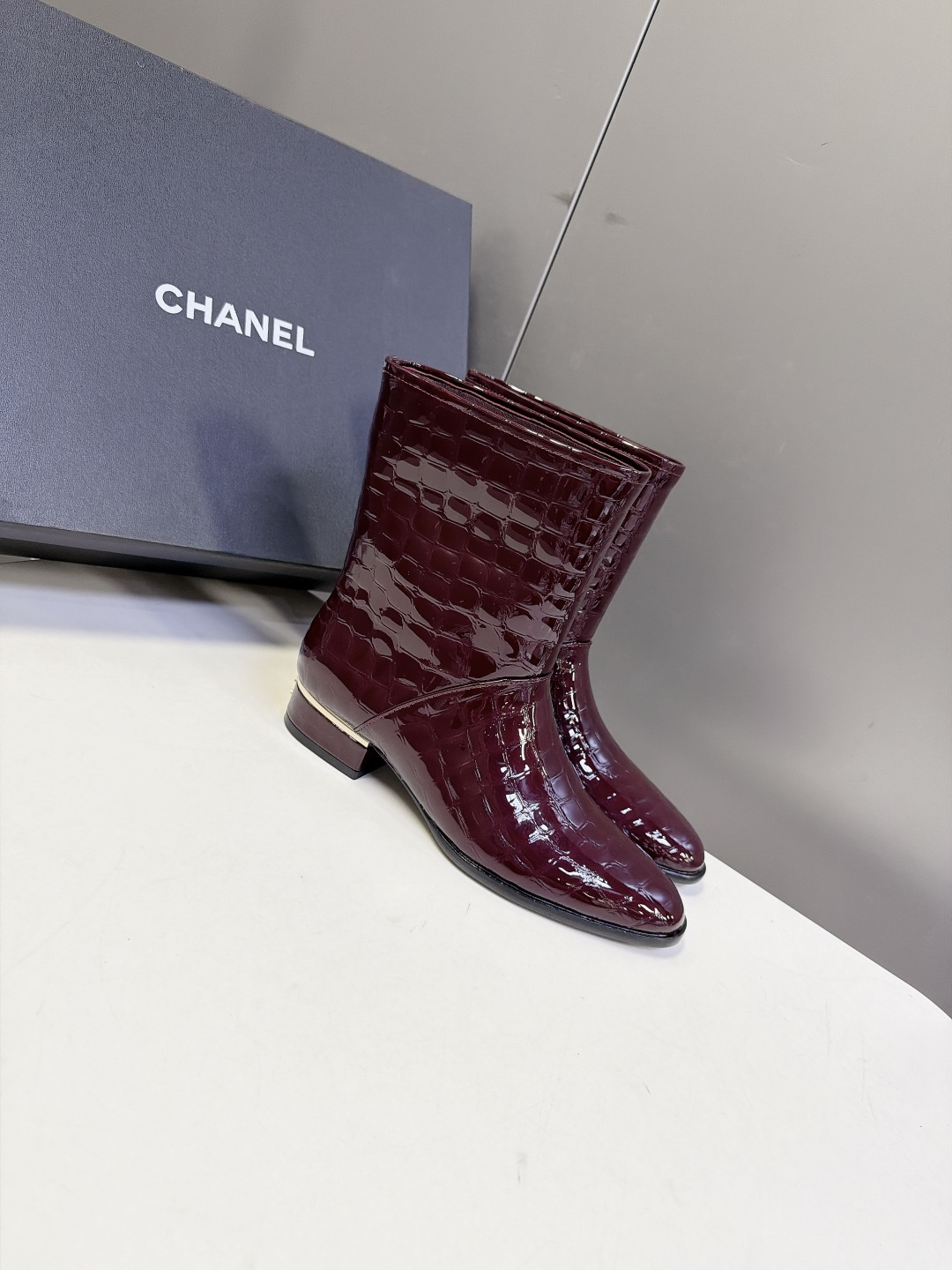 CHANEL香奈儿最新款极简风金属饰条短筒踝靴 超多明星网红种草 小香家26A最火的单品 整体极简酷感复古风 柔和微尖头 CHANEL香奈儿最新款极简风金属饰条短筒踝靴 超多明星网红种草 小香家26A最火的单品 整体极简酷感复古风 柔和微尖头