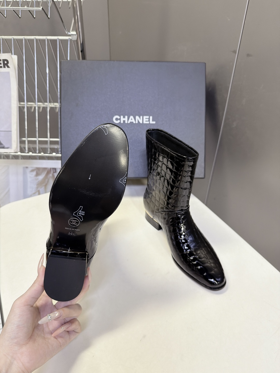 CHANEL香奈儿最新款极简风金属饰条短筒踝靴 超多明星网红种草 小香家26A最火的单品 整体极简酷感复古风 柔和微尖头