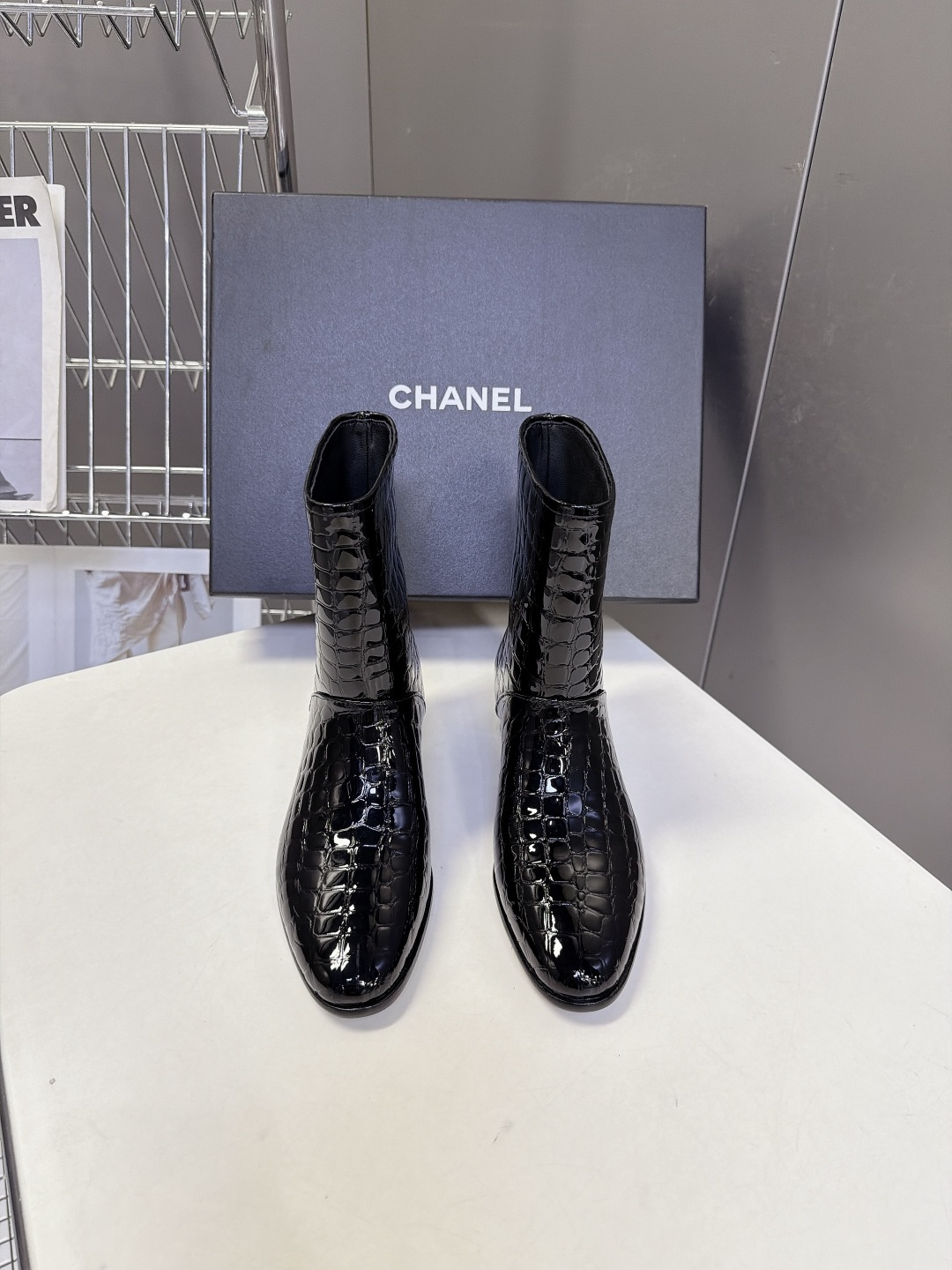 CHANEL香奈儿最新款极简风金属饰条短筒踝靴 超多明星网红种草 小香家26A最火的单品 整体极简酷感复古风 柔和微尖头 CHANEL香奈儿最新款极简风金属饰条短筒踝靴 超多明星网红种草 小香家26A最火的单品 整体极简酷感复古风 柔和微尖头