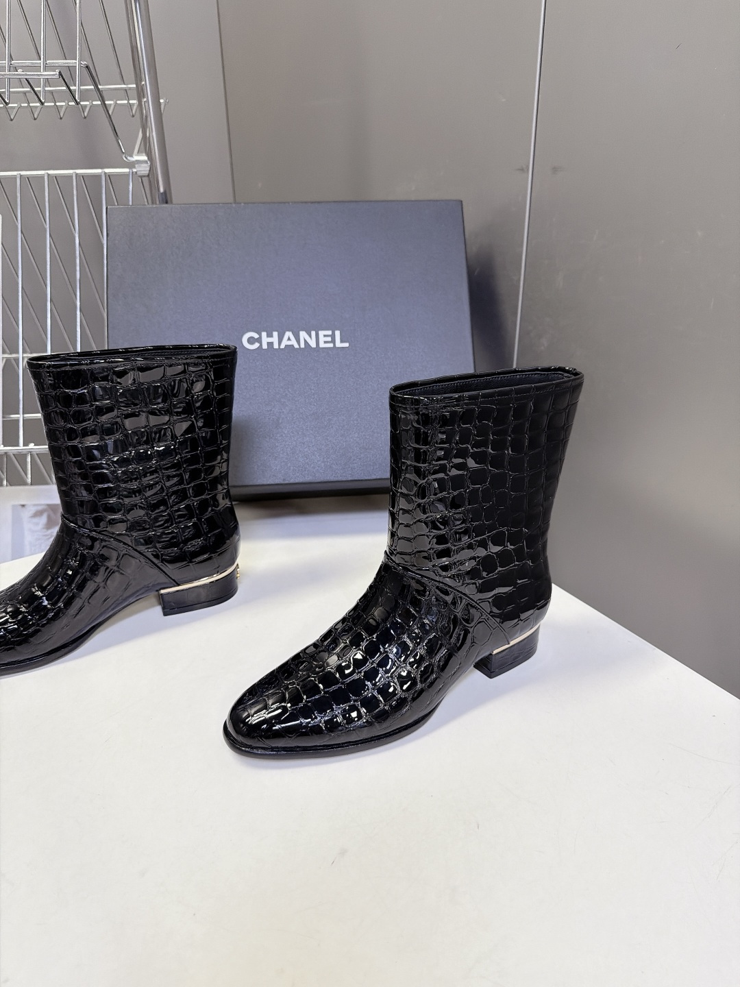 CHANEL香奈儿最新款极简风金属饰条短筒踝靴 超多明星网红种草 小香家26A最火的单品 整体极简酷感复古风 柔和微尖头