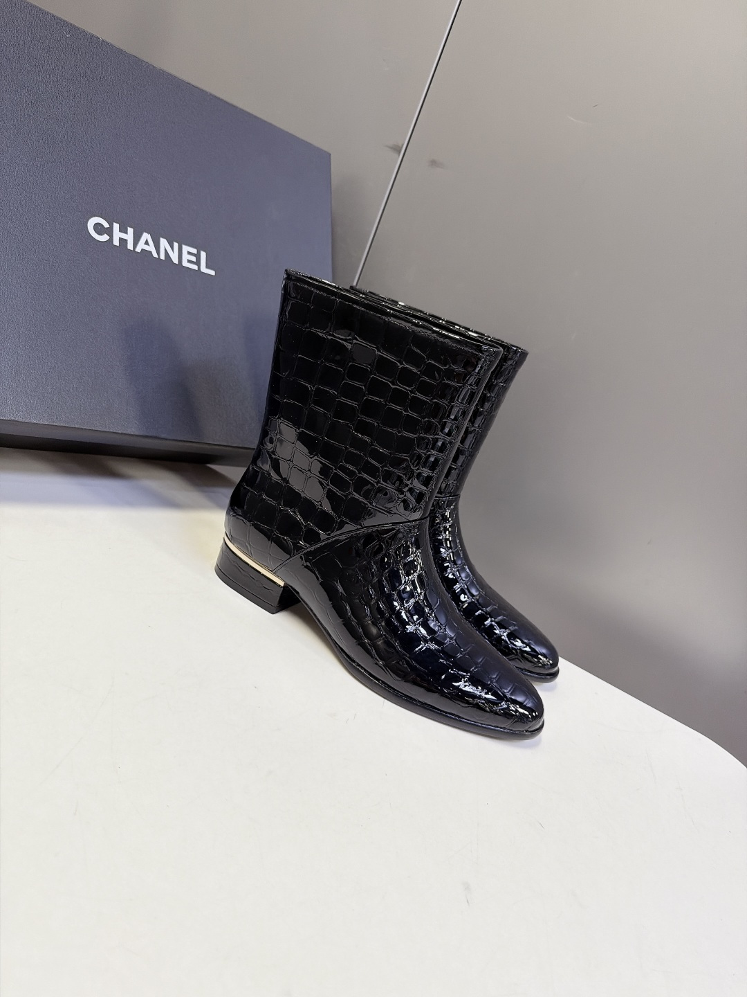 CHANEL香奈儿最新款极简风金属饰条短筒踝靴 超多明星网红种草 小香家26A最火的单品 整体极简酷感复古风 柔和微尖头