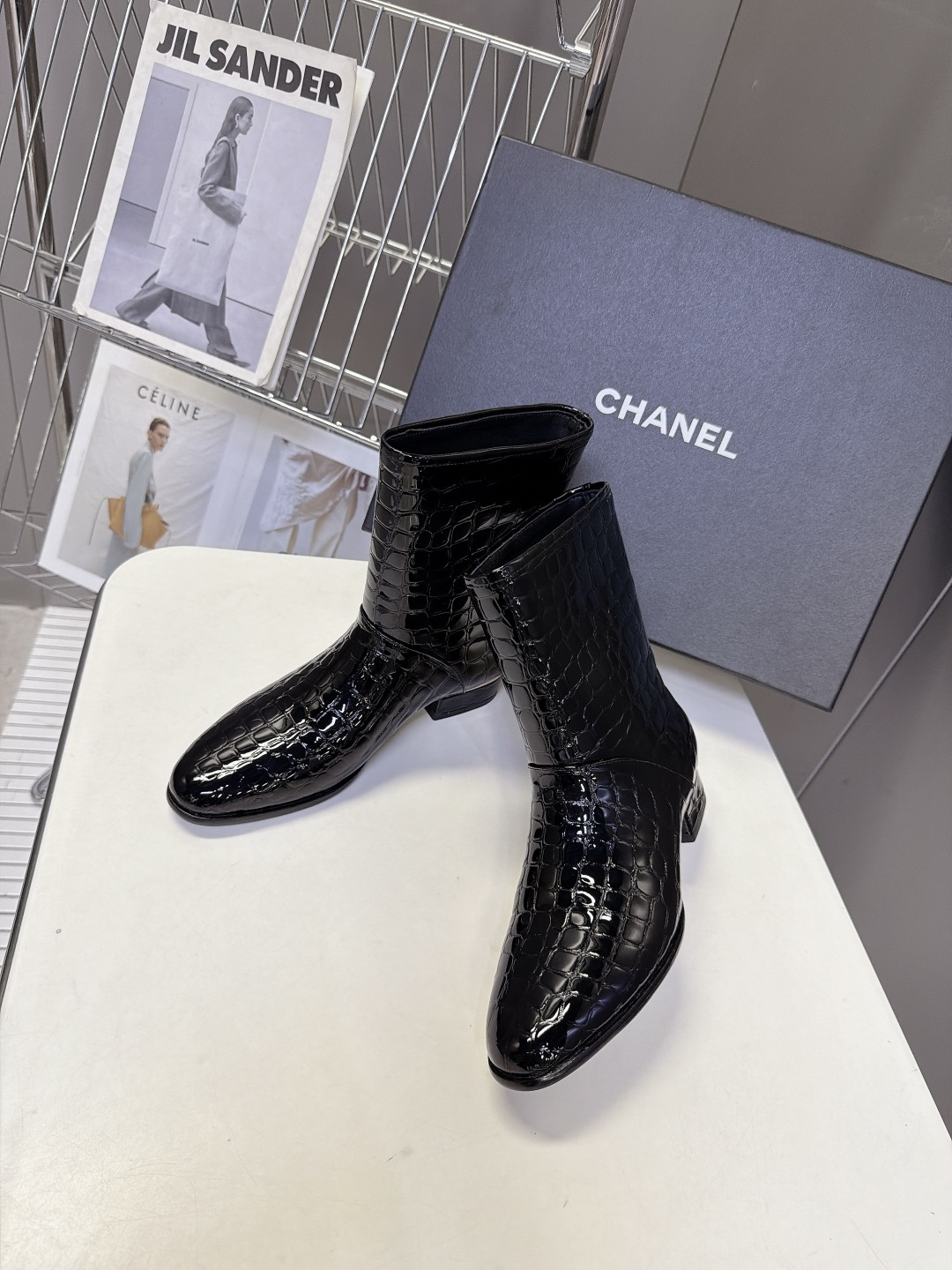 CHANEL香奈儿最新款极简风金属饰条短筒踝靴 超多明星网红种草 小香家26A最火的单品 整体极简酷感复古风 柔和微尖头