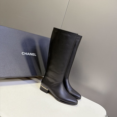 CHANEL香奈儿最新款极简风金属饰条低跟直筒高筒靴 超多明星网红种草 小香26A最火单品 当下最流行的极简酷飒复古风 CHANEL香奈儿最新款极简风金属饰条低跟直筒高筒靴 超多明星网红种草 小香26A最火单品 当下最流行的极简酷飒复古风