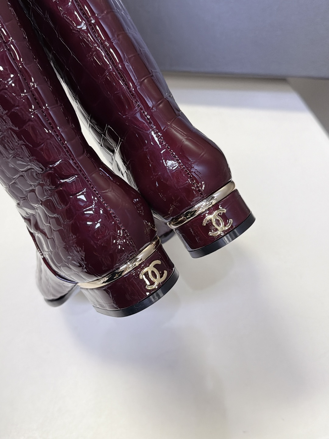 CHANEL香奈儿最新款极简风金属饰条低跟直筒高筒靴 超多明星网红种草 小香26A最火单品 当下最流行的极简酷飒复古风 CHANEL香奈儿最新款极简风金属饰条低跟直筒高筒靴 超多明星网红种草 小香26A最火单品 当下最流行的极简酷飒复古风