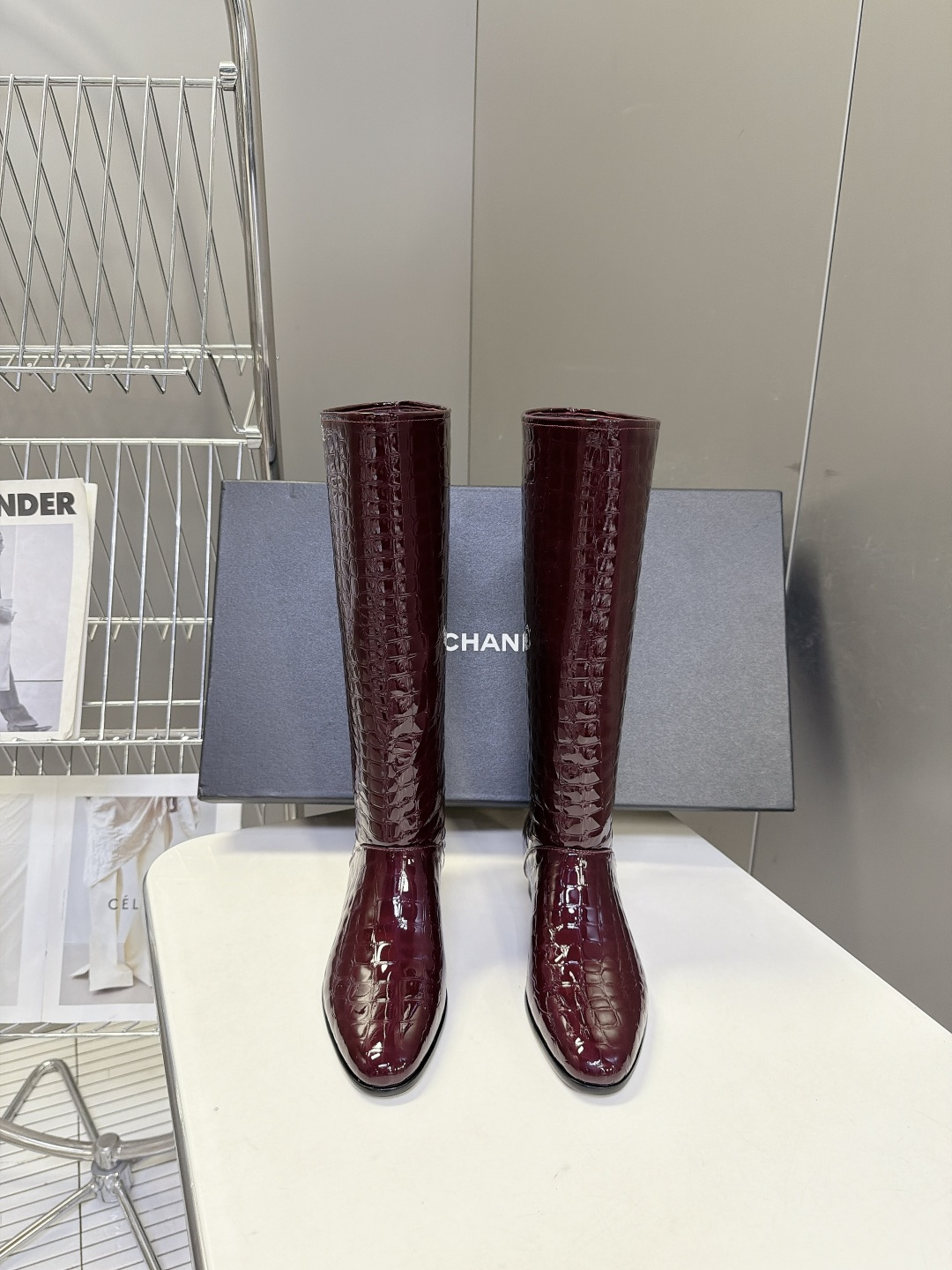 CHANEL香奈儿最新款极简风金属饰条低跟直筒高筒靴 超多明星网红种草 小香26A最火单品 当下最流行的极简酷飒复古风 CHANEL香奈儿最新款极简风金属饰条低跟直筒高筒靴 超多明星网红种草 小香26A最火单品 当下最流行的极简酷飒复古风