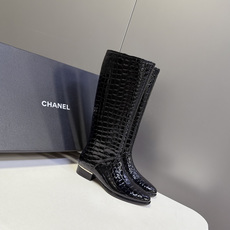 CHANEL香奈儿最新款极简风金属饰条低跟直筒高筒靴 超多明星网红种草 小香26A最火单品 当下最流行的极简酷飒复古风 CHANEL香奈儿最新款极简风金属饰条低跟直筒高筒靴 超多明星网红种草 小香26A最火单品 当下最流行的极简酷飒复古风