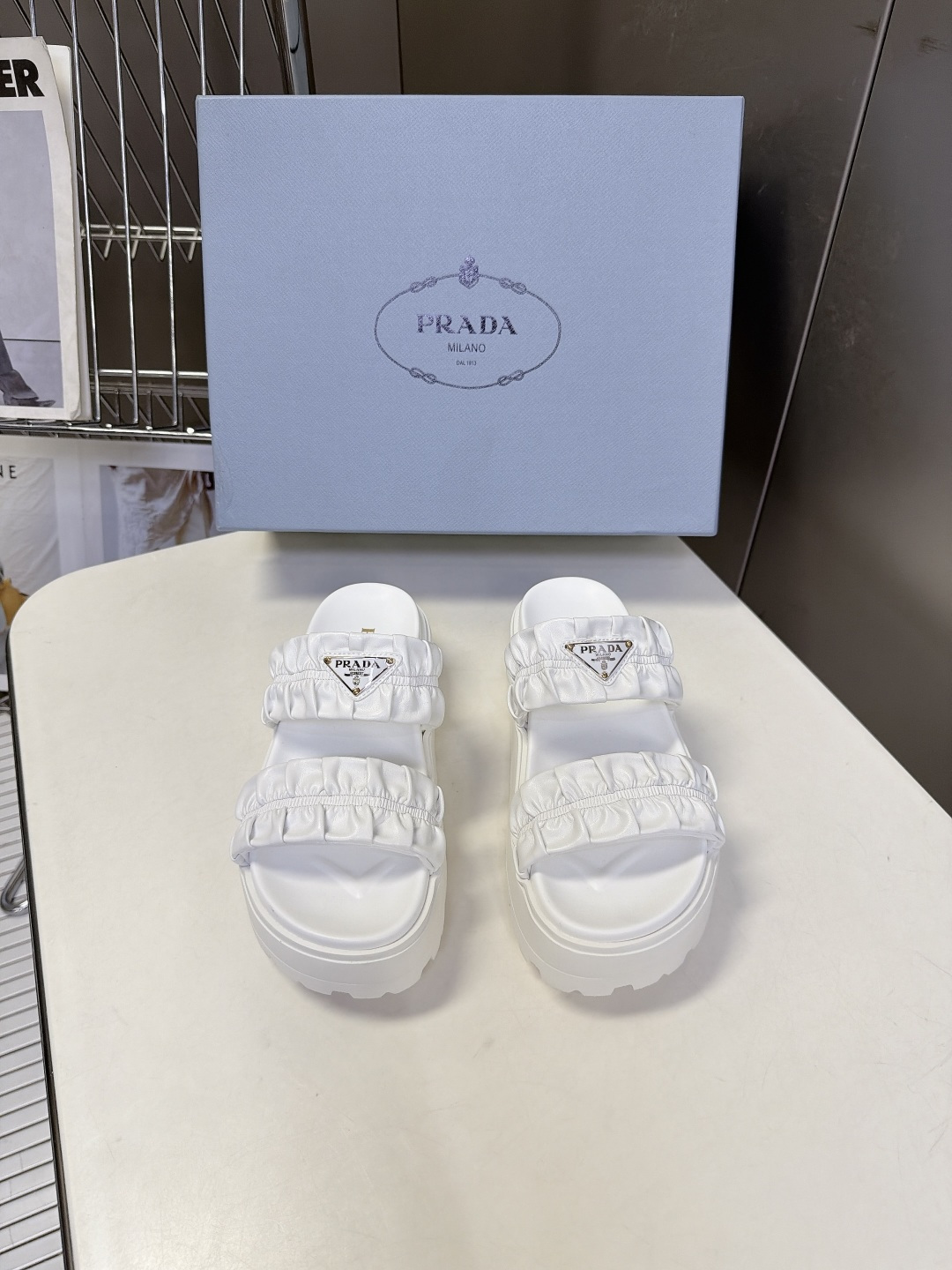 PRADA普拉达最新款褶皱双带厚底凉拖 超多明星网红种草 甜酷兼具柔和的荷叶褶皱中和厚底的硬朗 兼顾少女感与运动休闲感 PRADA普拉达最新款褶皱双带厚底凉拖 超多明星网红种草 甜酷兼具柔和的荷叶褶皱中和厚底的硬朗 兼顾少女感与运动休闲感