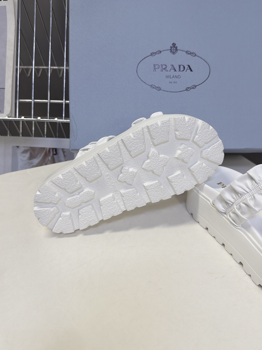 PRADA普拉达最新款褶皱双带厚底凉拖 超多明星网红种草 甜酷兼具柔和的荷叶褶皱中和厚底的硬朗 兼顾少女感与运动休闲感 
