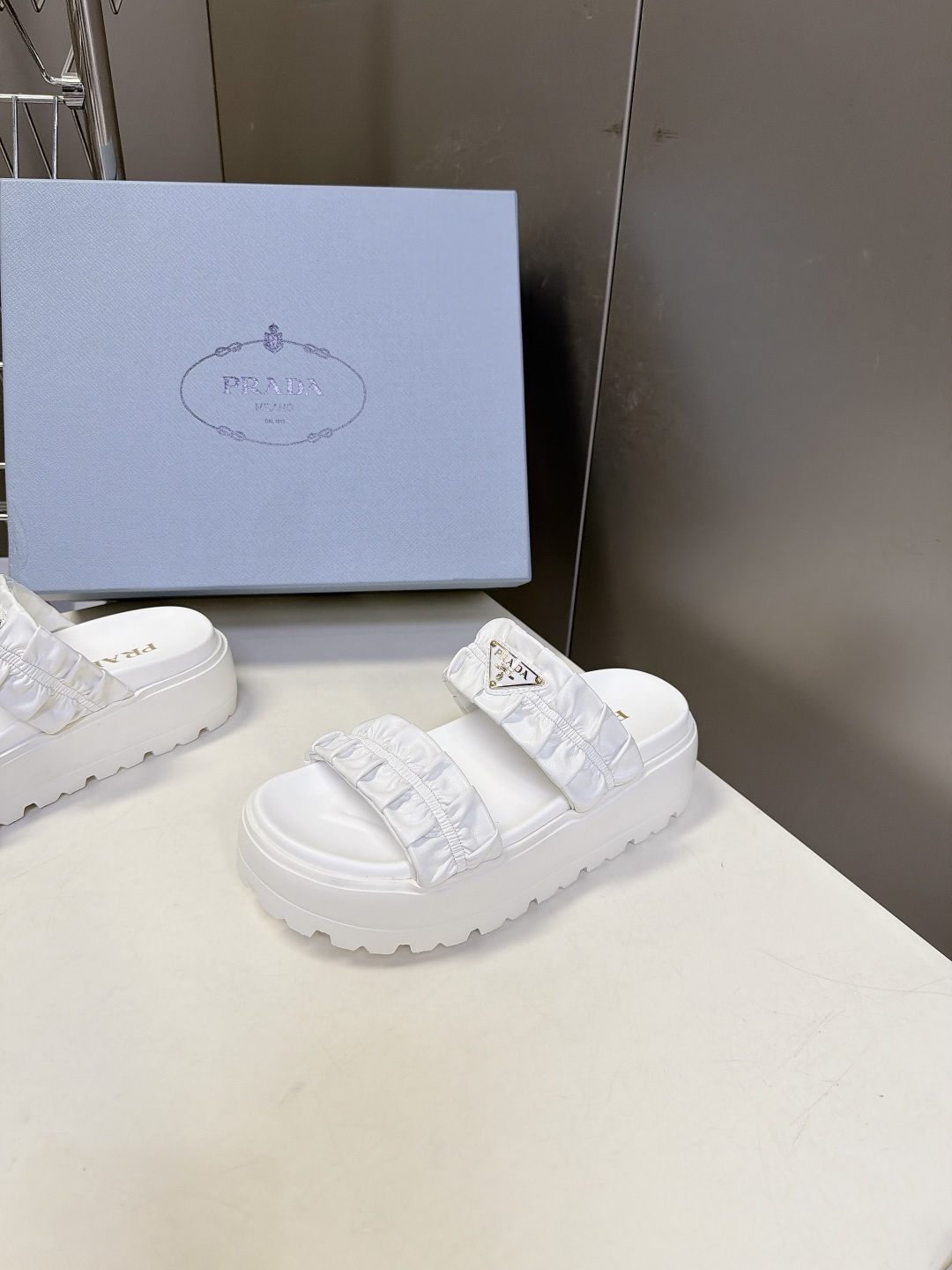 PRADA普拉达最新款褶皱双带厚底凉拖 超多明星网红种草 甜酷兼具柔和的荷叶褶皱中和厚底的硬朗 兼顾少女感与运动休闲感 