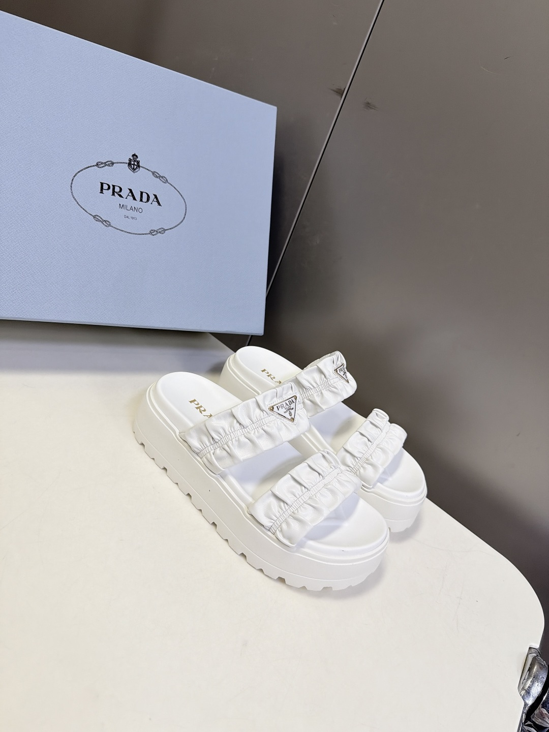 PRADA普拉达最新款褶皱双带厚底凉拖 超多明星网红种草 甜酷兼具柔和的荷叶褶皱中和厚底的硬朗 兼顾少女感与运动休闲感 
