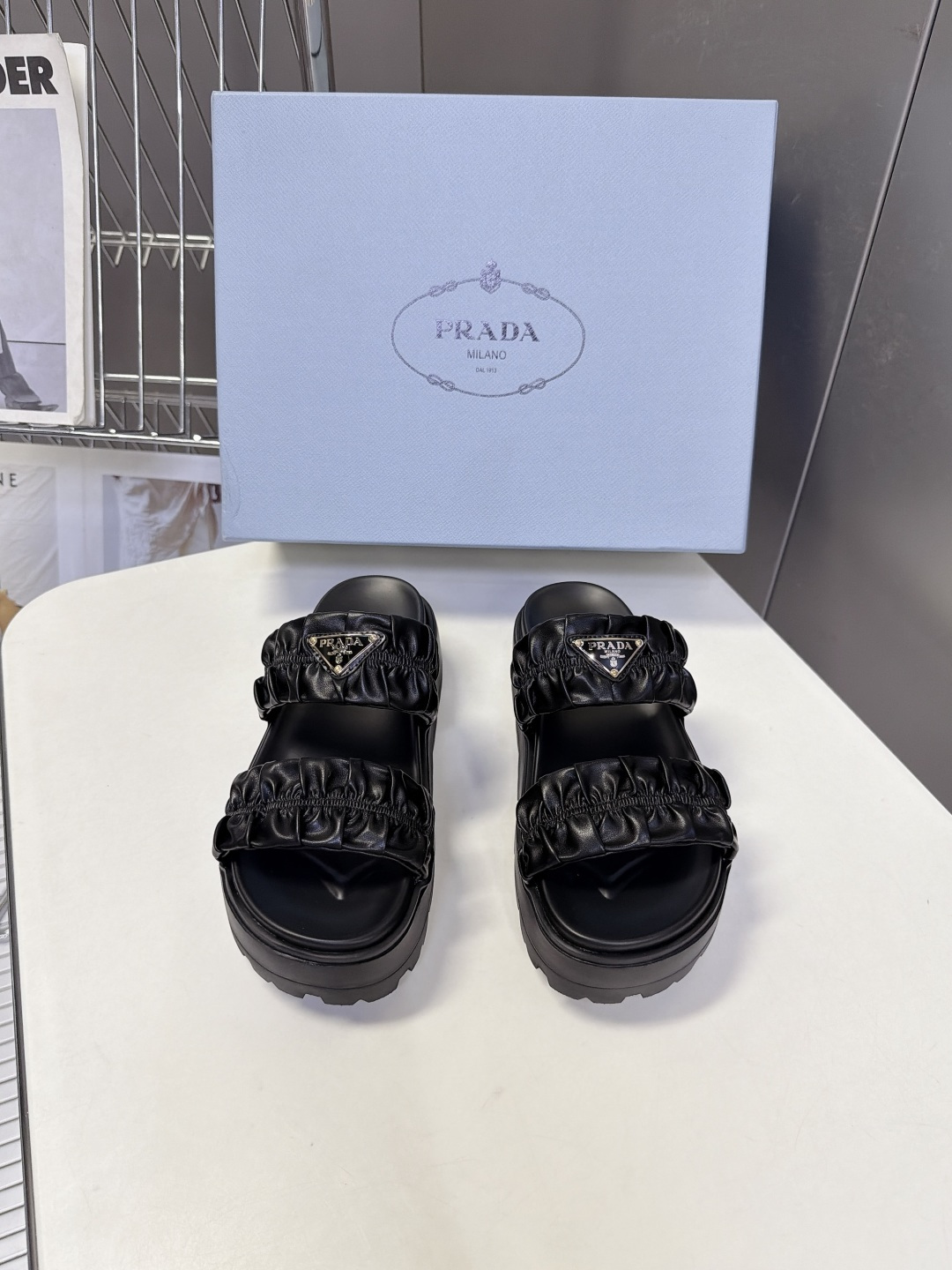 PRADA普拉达最新款褶皱双带厚底凉拖 超多明星网红种草 甜酷兼具柔和的荷叶褶皱中和厚底的硬朗 兼顾少女感与运动休闲感 PRADA普拉达最新款褶皱双带厚底凉拖 超多明星网红种草 甜酷兼具柔和的荷叶褶皱中和厚底的硬朗 兼顾少女感与运动休闲感