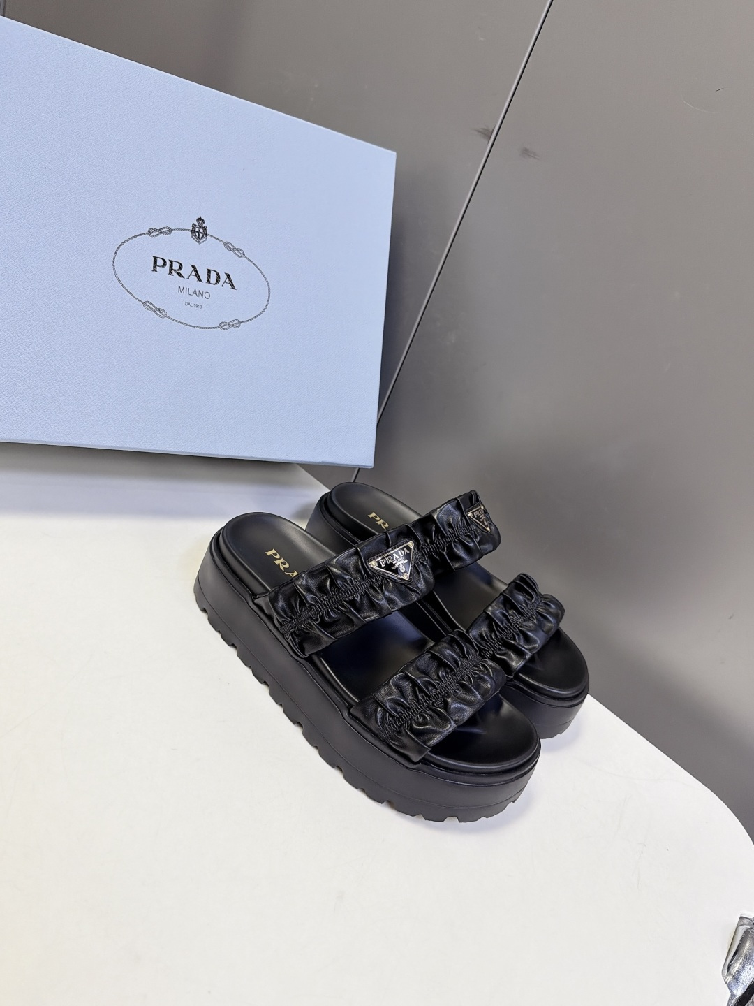PRADA普拉达最新款褶皱双带厚底凉拖 超多明星网红种草 甜酷兼具柔和的荷叶褶皱中和厚底的硬朗 兼顾少女感与运动休闲感 PRADA普拉达最新款褶皱双带厚底凉拖 超多明星网红种草 甜酷兼具柔和的荷叶褶皱中和厚底的硬朗 兼顾少女感与运动休闲感