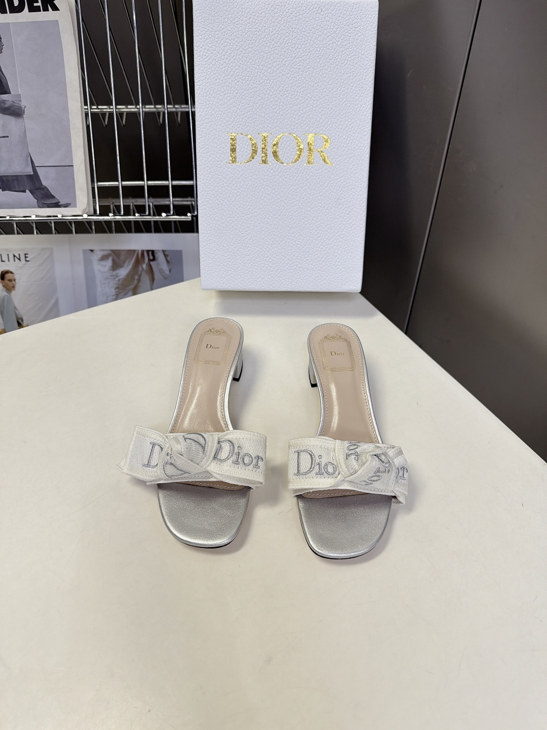 迪奥Dior春夏最新款蝴蝶结粗跟凉拖 超多明星网红种草 鞋面上的帆布织带印满了品牌标志性的「Dior」字母 搭配蝴蝶结造 迪奥Dior春夏最新款蝴蝶结粗跟凉拖 超多明星网红种草 鞋面上的帆布织带印满了品牌标志性的「Dior」字母 搭配蝴蝶结造
