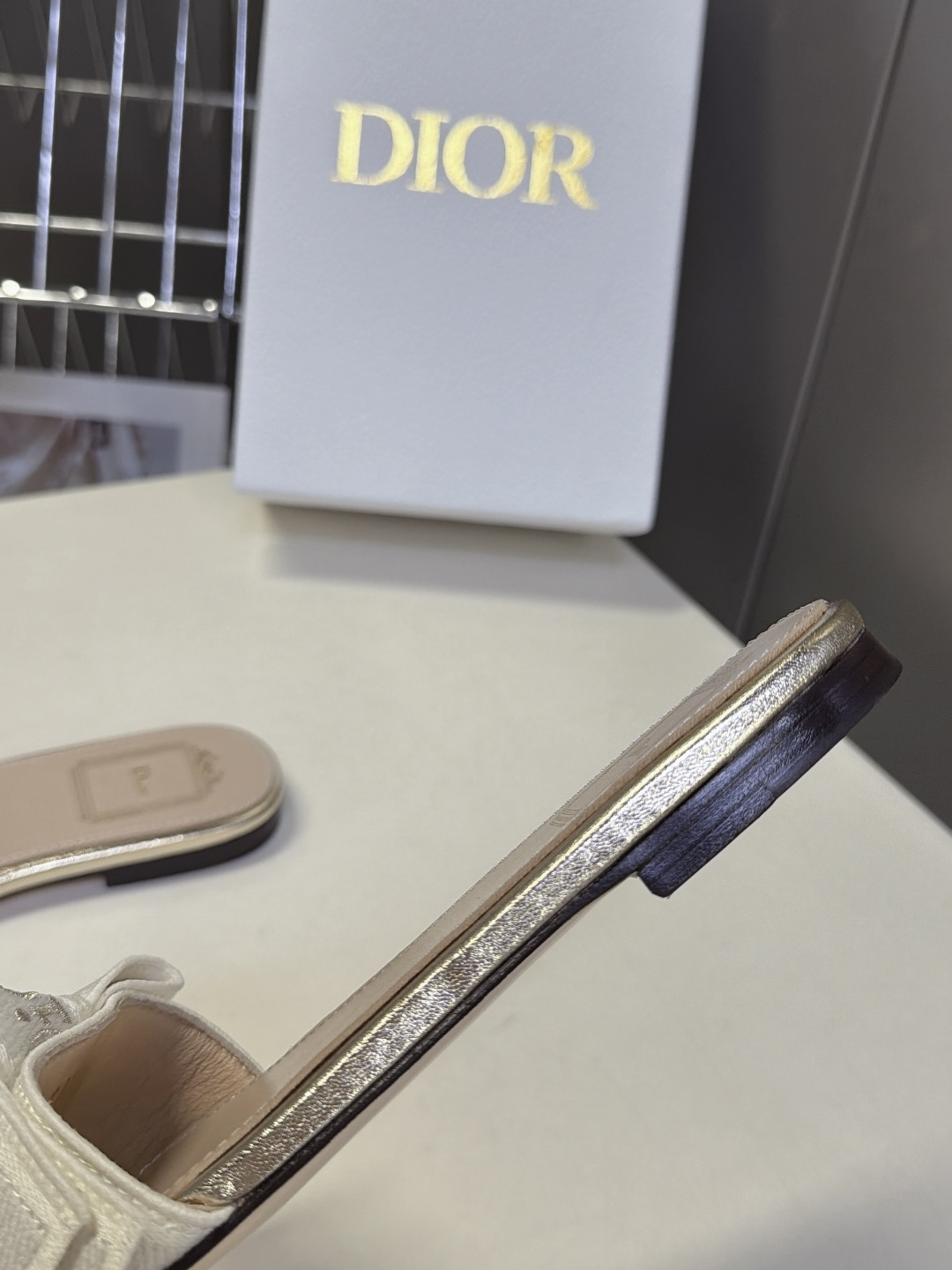 迪奥Dior春夏最新款蝴蝶结平底凉拖 超多明星网红种草 鞋面上的帆布织带印满了品牌标志性的「Dior」字母 搭配蝴蝶结造 迪奥Dior春夏最新款蝴蝶结平底凉拖 超多明星网红种草 鞋面上的帆布织带印满了品牌标志性的「Dior」字母 搭配蝴蝶结造