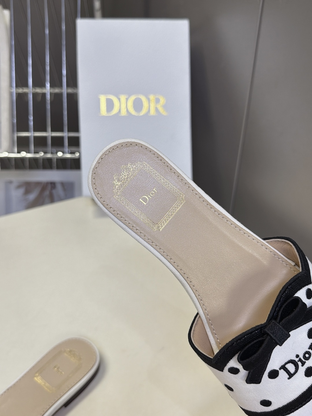 DIOR迪奥最新款波点蝴蝶结平底凉拖 超多明星网红种草 方头露趾一字平底拖 上脚轻盈无负担 鞋面延续波浪花边包边+缎面蝴 DIOR迪奥最新款波点蝴蝶结平底凉拖 超多明星网红种草 方头露趾一字平底拖 上脚轻盈无负担 鞋面延续波浪花边包边+缎面蝴
