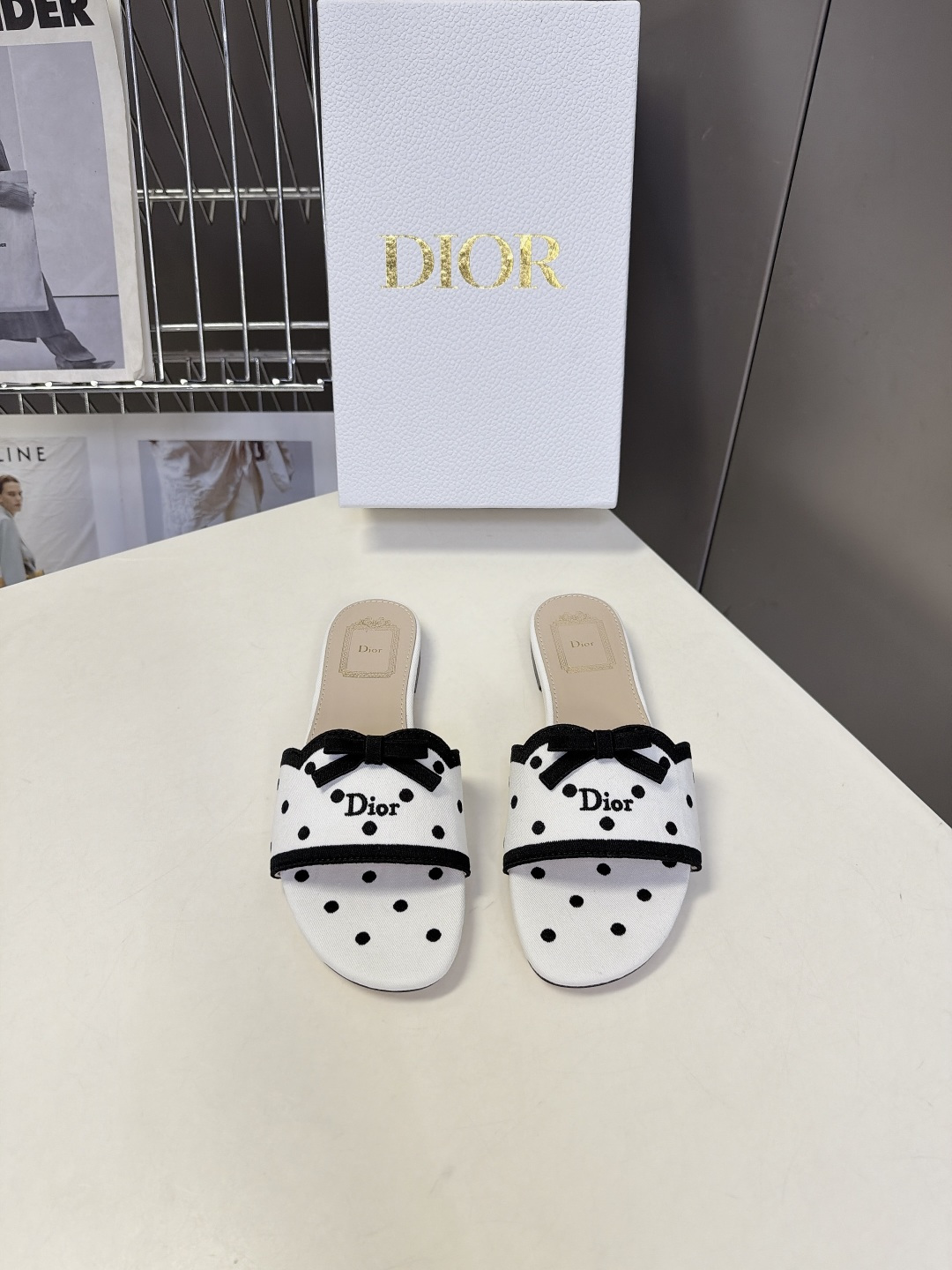 DIOR迪奥最新款波点蝴蝶结平底凉拖 超多明星网红种草 方头露趾一字平底拖 上脚轻盈无负担 鞋面延续波浪花边包边+缎面蝴 DIOR迪奥最新款波点蝴蝶结平底凉拖 超多明星网红种草 方头露趾一字平底拖 上脚轻盈无负担 鞋面延续波浪花边包边+缎面蝴