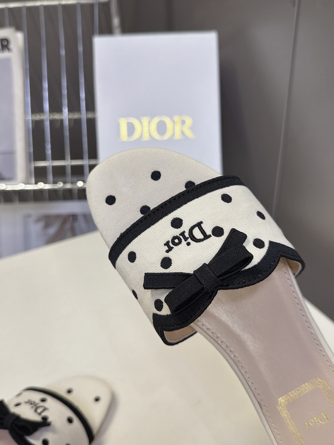 DIOR迪奥最新款波点蝴蝶结平底凉拖 超多明星网红种草 方头露趾一字平底拖 上脚轻盈无负担 鞋面延续波浪花边包边+缎面蝴