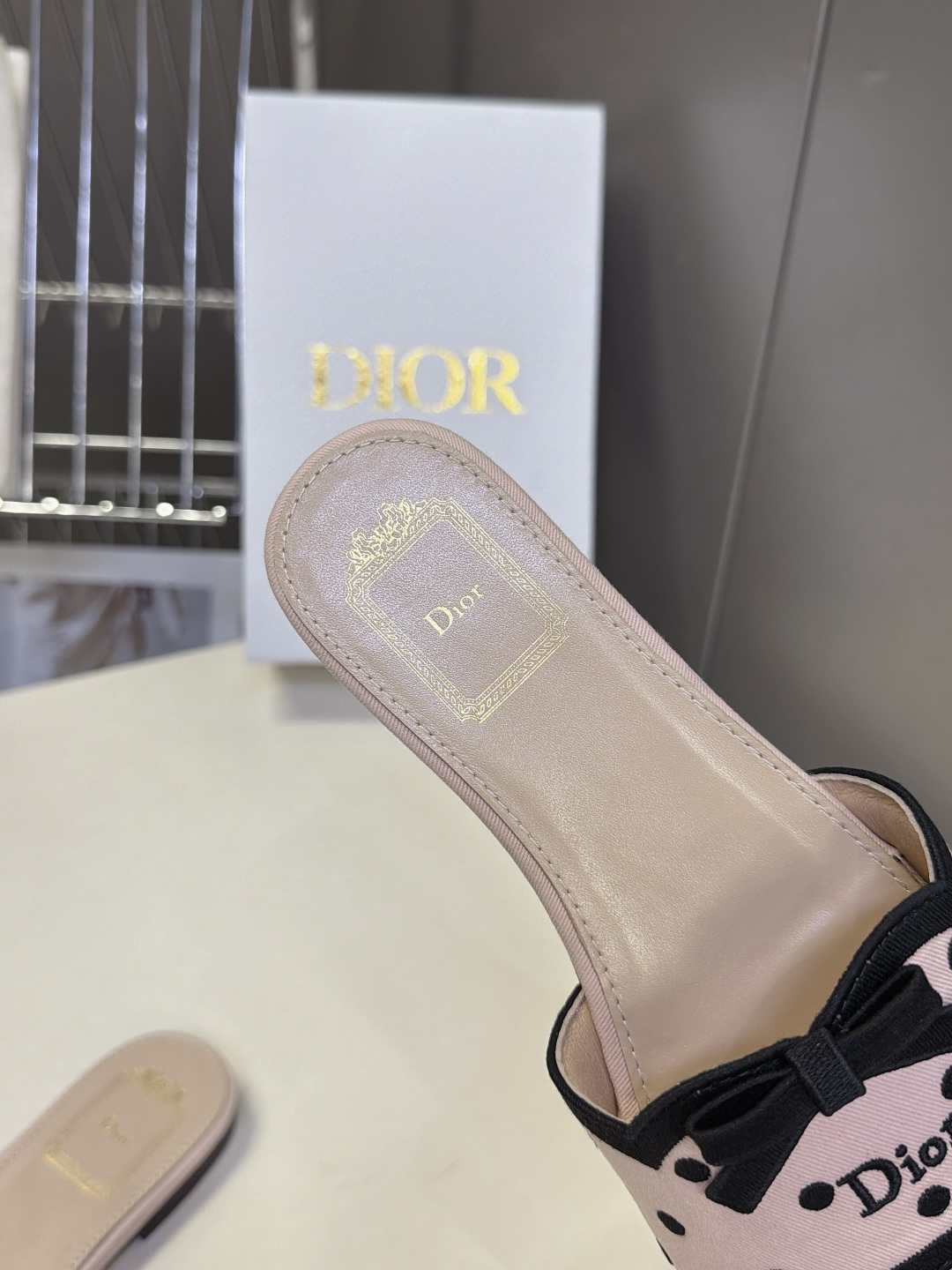 DIOR迪奥最新款波点蝴蝶结平底凉拖 超多明星网红种草 方头露趾一字平底拖 上脚轻盈无负担 鞋面延续波浪花边包边+缎面蝴