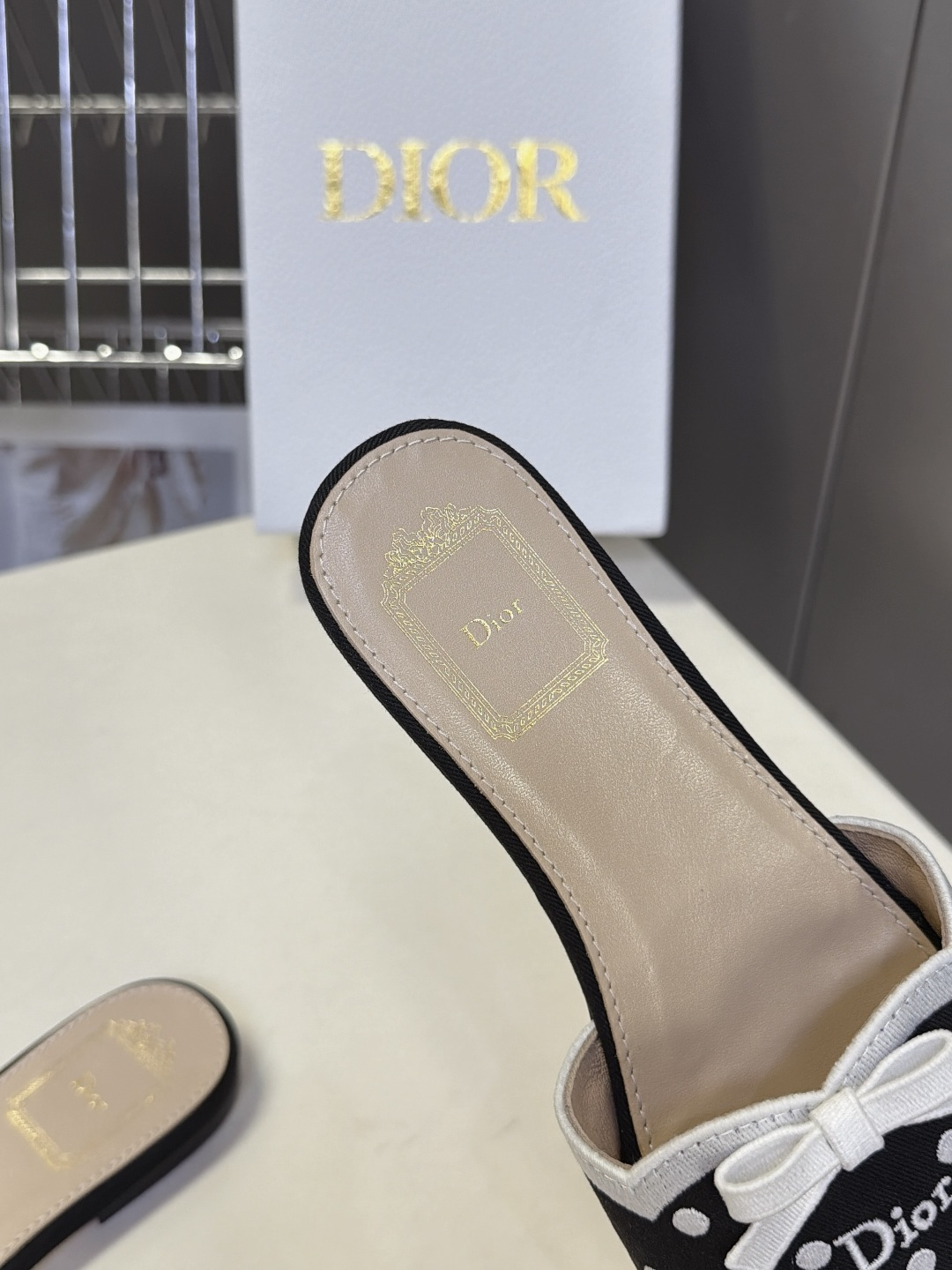 DIOR迪奥最新款波点蝴蝶结平底凉拖 超多明星网红种草 方头露趾一字平底拖 上脚轻盈无负担 鞋面延续波浪花边包边+缎面蝴