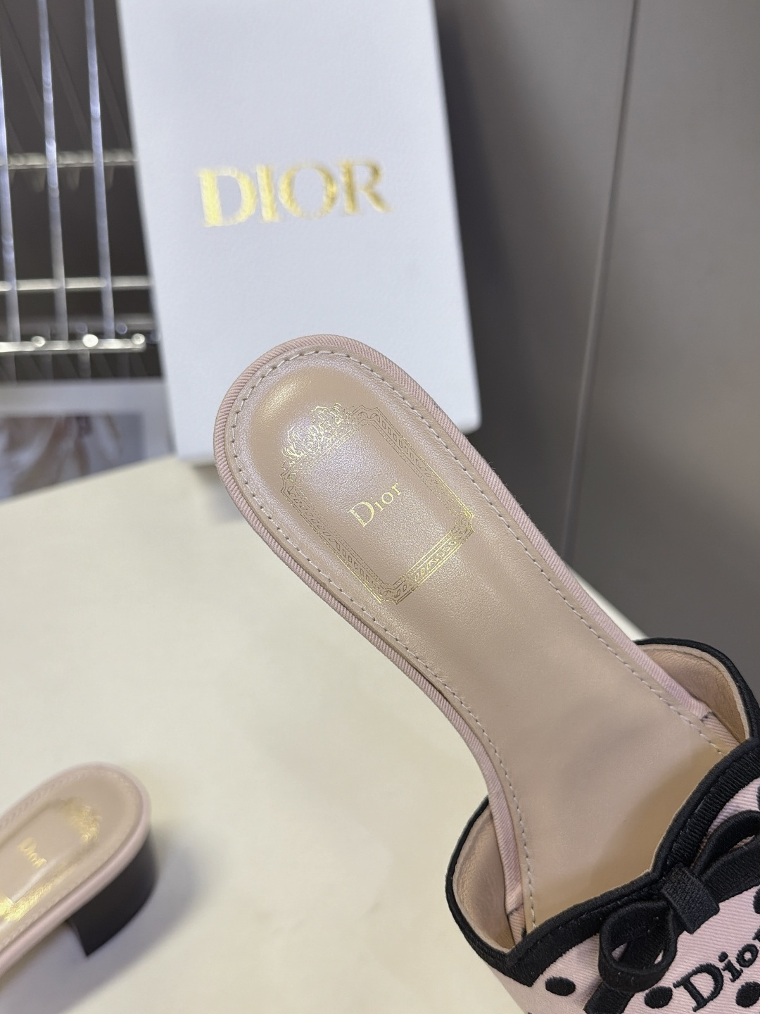 DIOR迪奥最新款波点蝴蝶结粗跟凉拖 超多明星网红种草  方头露趾一字拖 搭配4.5CM矮粗方跟 走路平稳不累脚鞋面延续