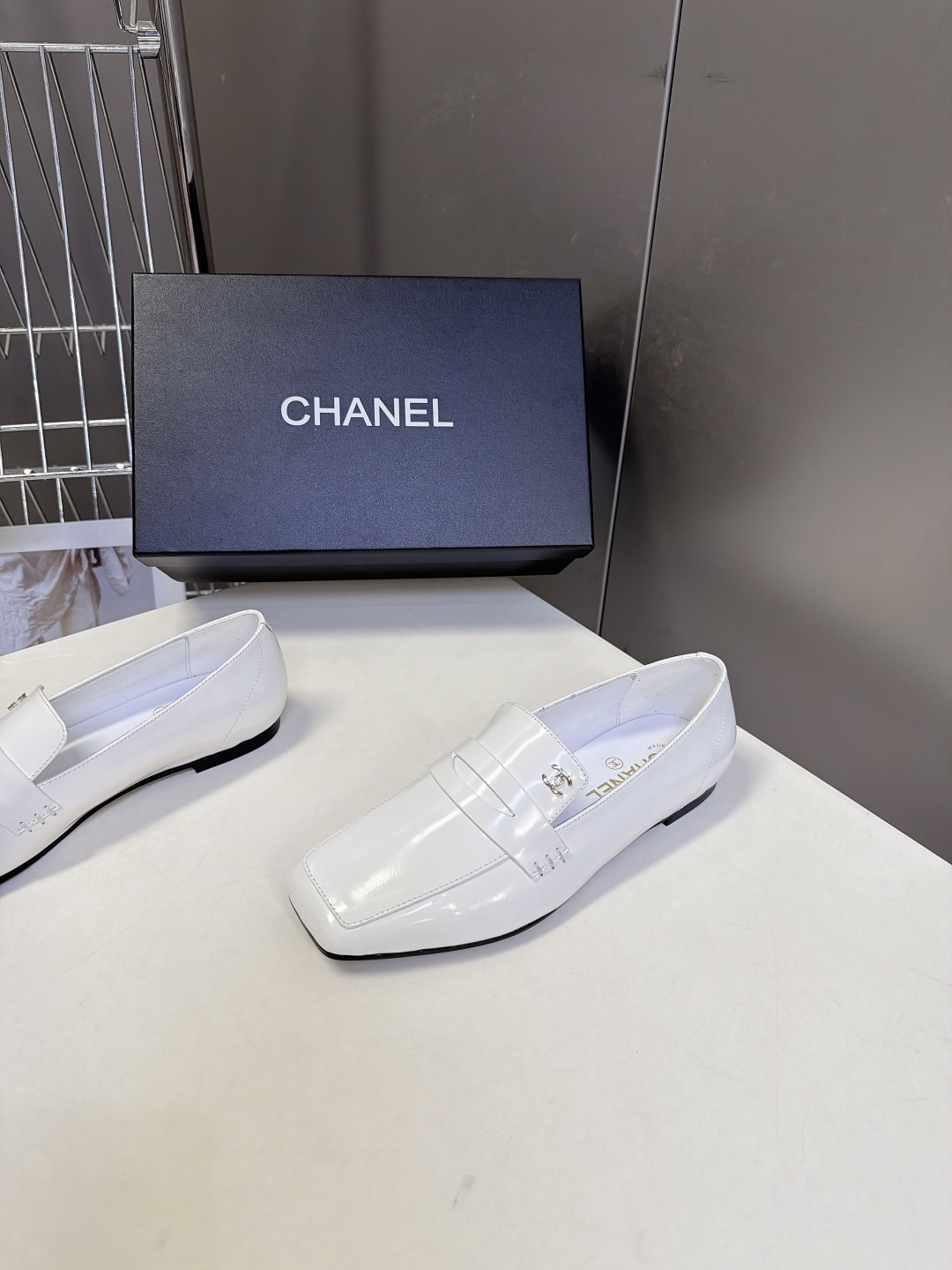 CHANEL香奈儿最新款极简风方头乐福鞋 超多明星网红种草 便士乐福经典鞋身线条 鞋袢点缀银色金属双C品牌LOGI微窄方 CHANEL香奈儿最新款极简风方头乐福鞋 超多明星网红种草 便士乐福经典鞋身线条 鞋袢点缀银色金属双C品牌LOGI微窄方