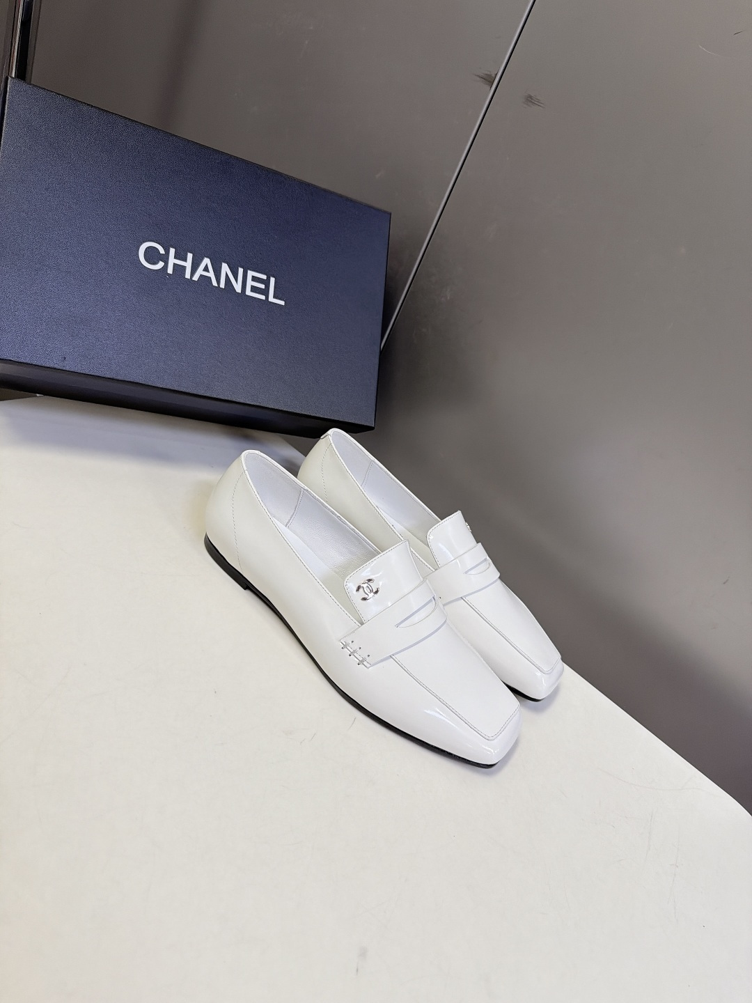 CHANEL香奈儿最新款极简风方头乐福鞋 超多明星网红种草 便士乐福经典鞋身线条 鞋袢点缀银色金属双C品牌LOGI微窄方 CHANEL香奈儿最新款极简风方头乐福鞋 超多明星网红种草 便士乐福经典鞋身线条 鞋袢点缀银色金属双C品牌LOGI微窄方