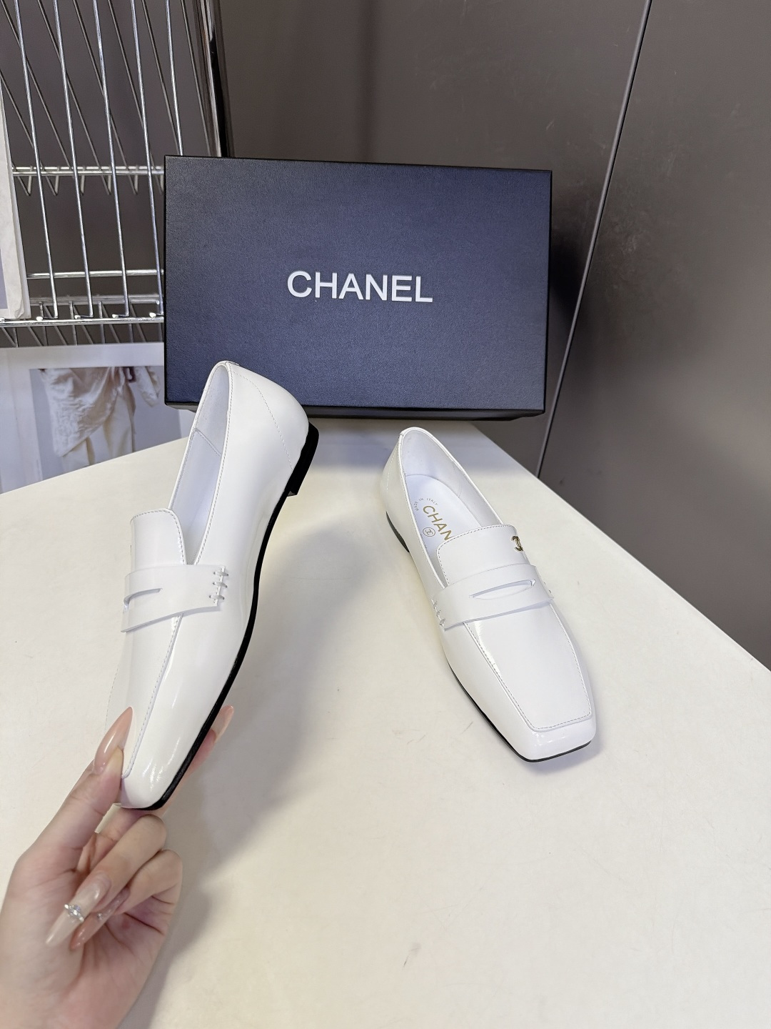 CHANEL香奈儿最新款极简风方头乐福鞋 超多明星网红种草 便士乐福经典鞋身线条 鞋袢点缀银色金属双C品牌LOGI微窄方 CHANEL香奈儿最新款极简风方头乐福鞋 超多明星网红种草 便士乐福经典鞋身线条 鞋袢点缀银色金属双C品牌LOGI微窄方