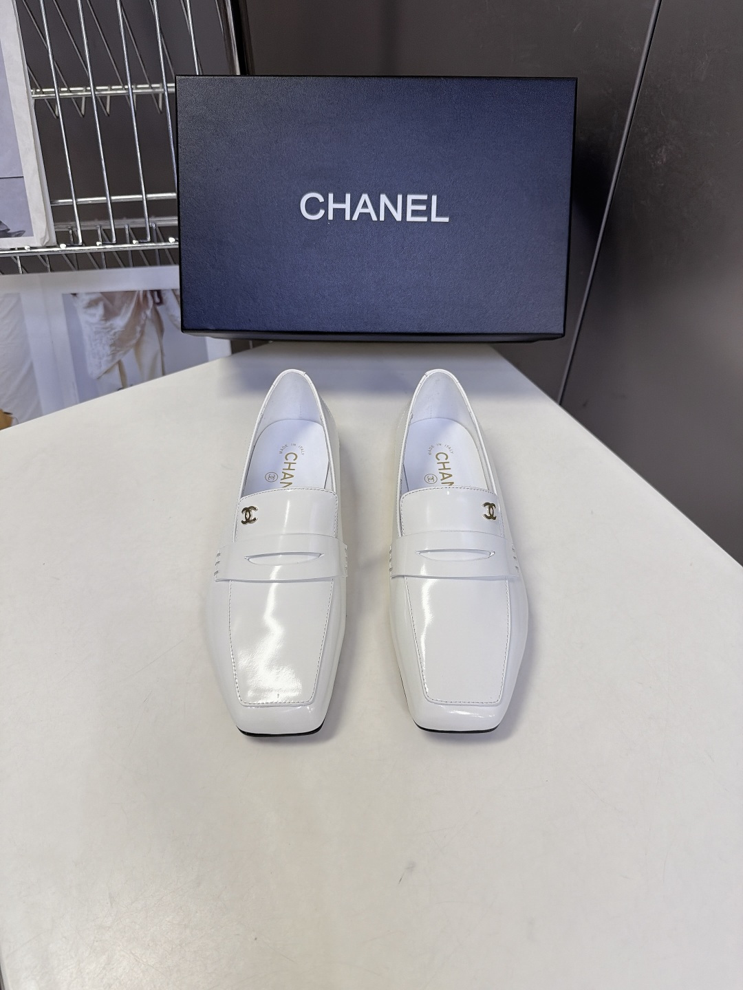 CHANEL香奈儿最新款极简风方头乐福鞋 超多明星网红种草 便士乐福经典鞋身线条 鞋袢点缀银色金属双C品牌LOGI微窄方 CHANEL香奈儿最新款极简风方头乐福鞋 超多明星网红种草 便士乐福经典鞋身线条 鞋袢点缀银色金属双C品牌LOGI微窄方