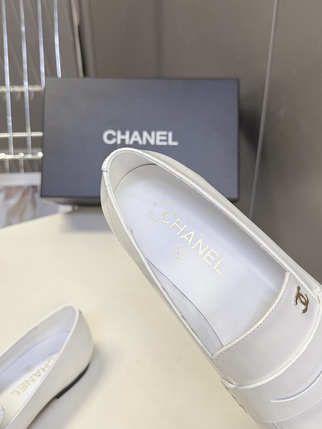 CHANEL香奈儿最新款极简风方头乐福鞋 超多明星网红种草 便士乐福经典鞋身线条 鞋袢点缀银色金属双C品牌LOGI微窄方 CHANEL香奈儿最新款极简风方头乐福鞋 超多明星网红种草 便士乐福经典鞋身线条 鞋袢点缀银色金属双C品牌LOGI微窄方