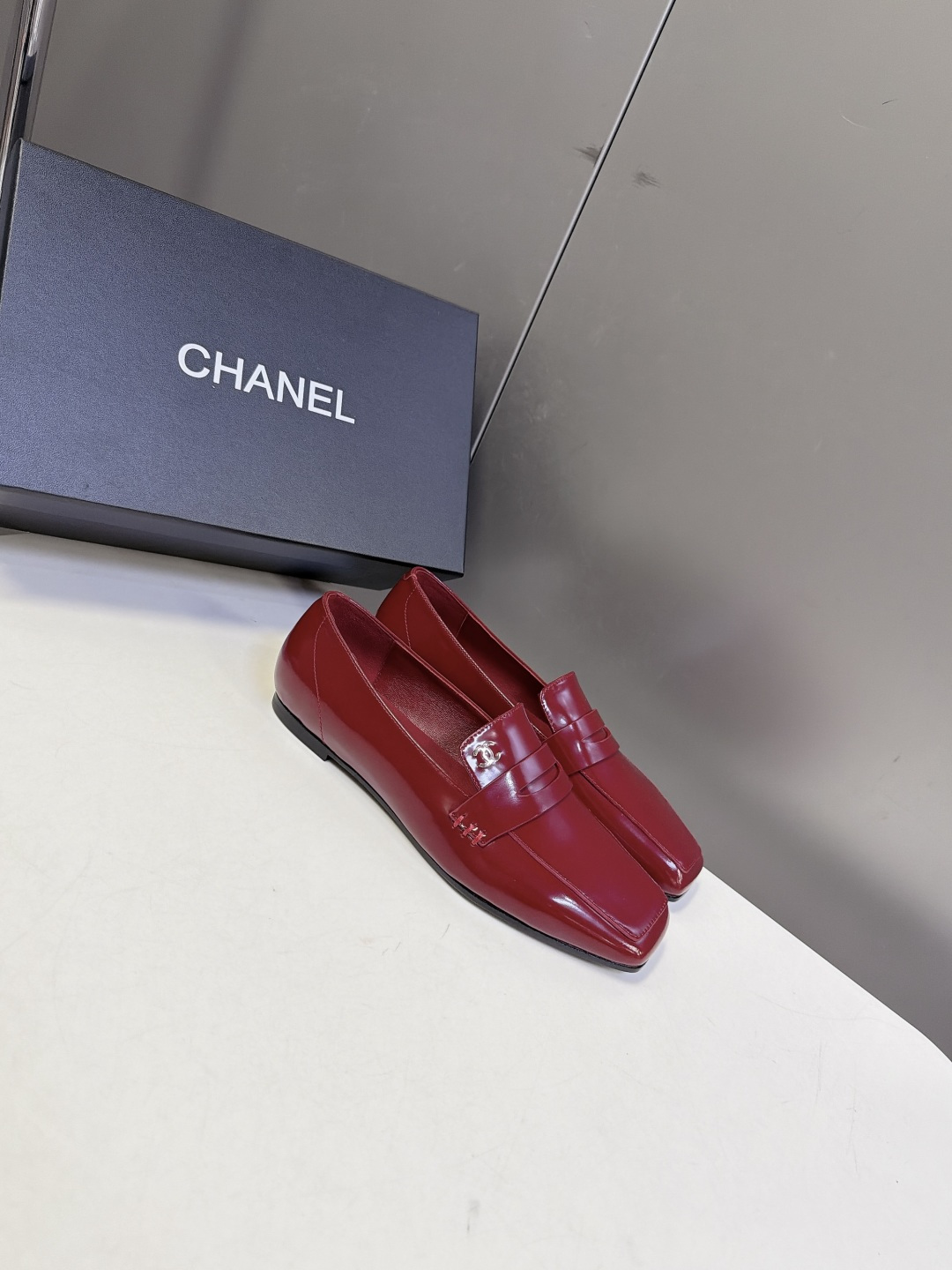 CHANEL香奈儿最新款极简风方头乐福鞋 超多明星网红种草 便士乐福经典鞋身线条 鞋袢点缀银色金属双C品牌LOGI微窄方 CHANEL香奈儿最新款极简风方头乐福鞋 超多明星网红种草 便士乐福经典鞋身线条 鞋袢点缀银色金属双C品牌LOGI微窄方