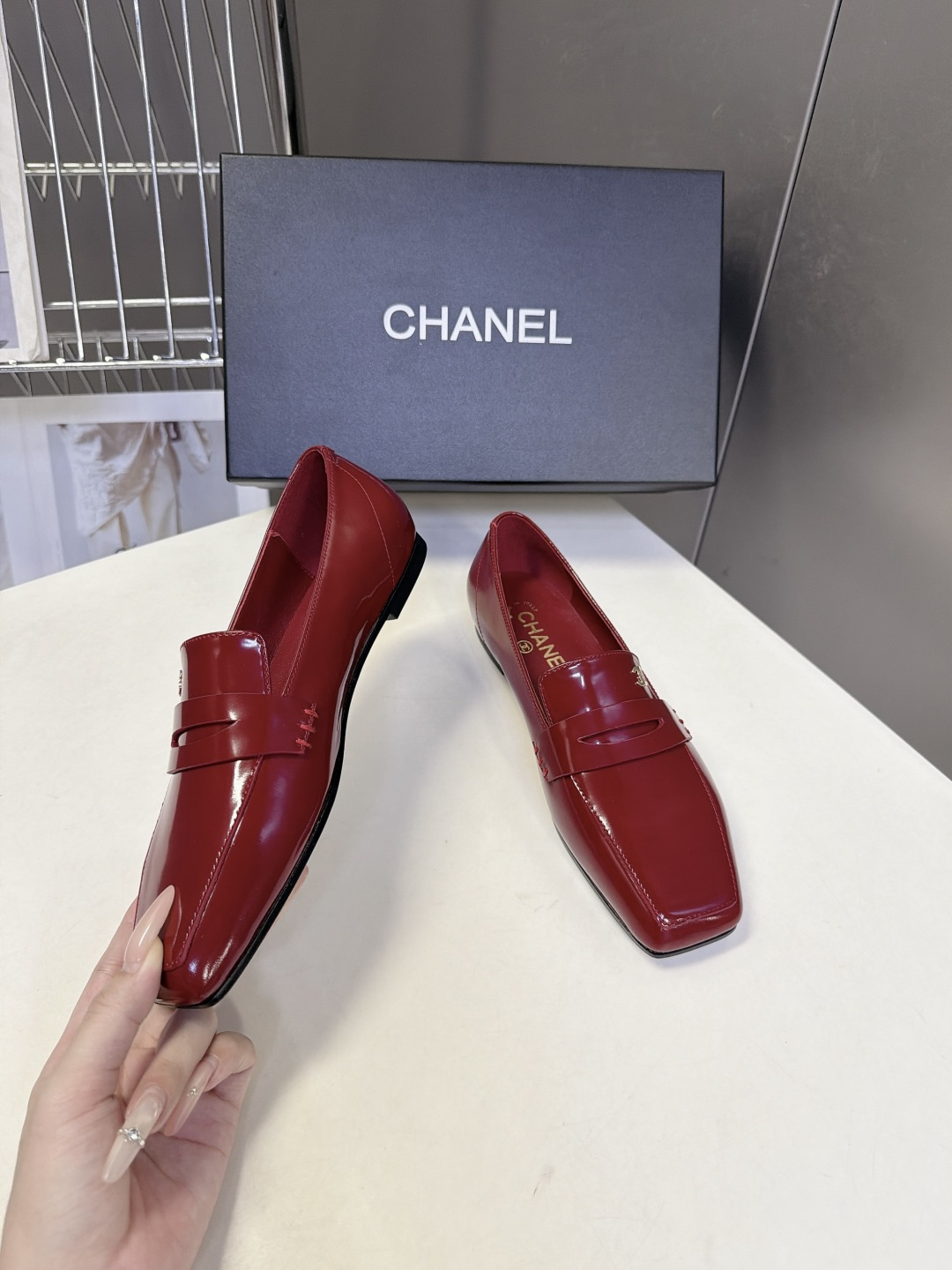 CHANEL香奈儿最新款极简风方头乐福鞋 超多明星网红种草 便士乐福经典鞋身线条 鞋袢点缀银色金属双C品牌LOGI微窄方 CHANEL香奈儿最新款极简风方头乐福鞋 超多明星网红种草 便士乐福经典鞋身线条 鞋袢点缀银色金属双C品牌LOGI微窄方