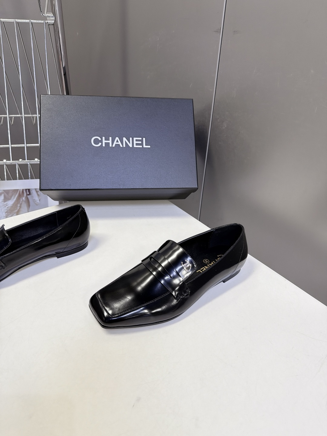 CHANEL香奈儿最新款极简风方头乐福鞋 超多明星网红种草 便士乐福经典鞋身线条 鞋袢点缀银色金属双C品牌LOGI微窄方 CHANEL香奈儿最新款极简风方头乐福鞋 超多明星网红种草 便士乐福经典鞋身线条 鞋袢点缀银色金属双C品牌LOGI微窄方