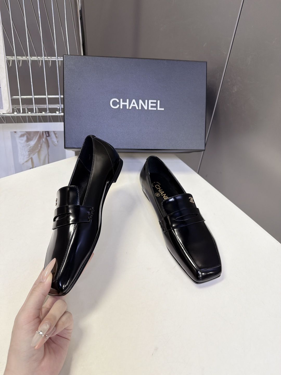 CHANEL香奈儿最新款极简风方头乐福鞋 超多明星网红种草 便士乐福经典鞋身线条 鞋袢点缀银色金属双C品牌LOGI微窄方 CHANEL香奈儿最新款极简风方头乐福鞋 超多明星网红种草 便士乐福经典鞋身线条 鞋袢点缀银色金属双C品牌LOGI微窄方