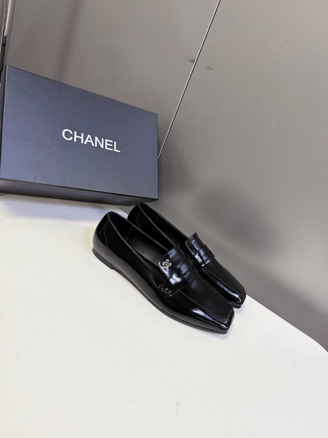 CHANEL香奈儿最新款极简风方头乐福鞋 超多明星网红种草 便士乐福经典鞋身线条 鞋袢点缀银色金属双C品牌LOGI微窄方 CHANEL香奈儿最新款极简风方头乐福鞋 超多明星网红种草 便士乐福经典鞋身线条 鞋袢点缀银色金属双C品牌LOGI微窄方