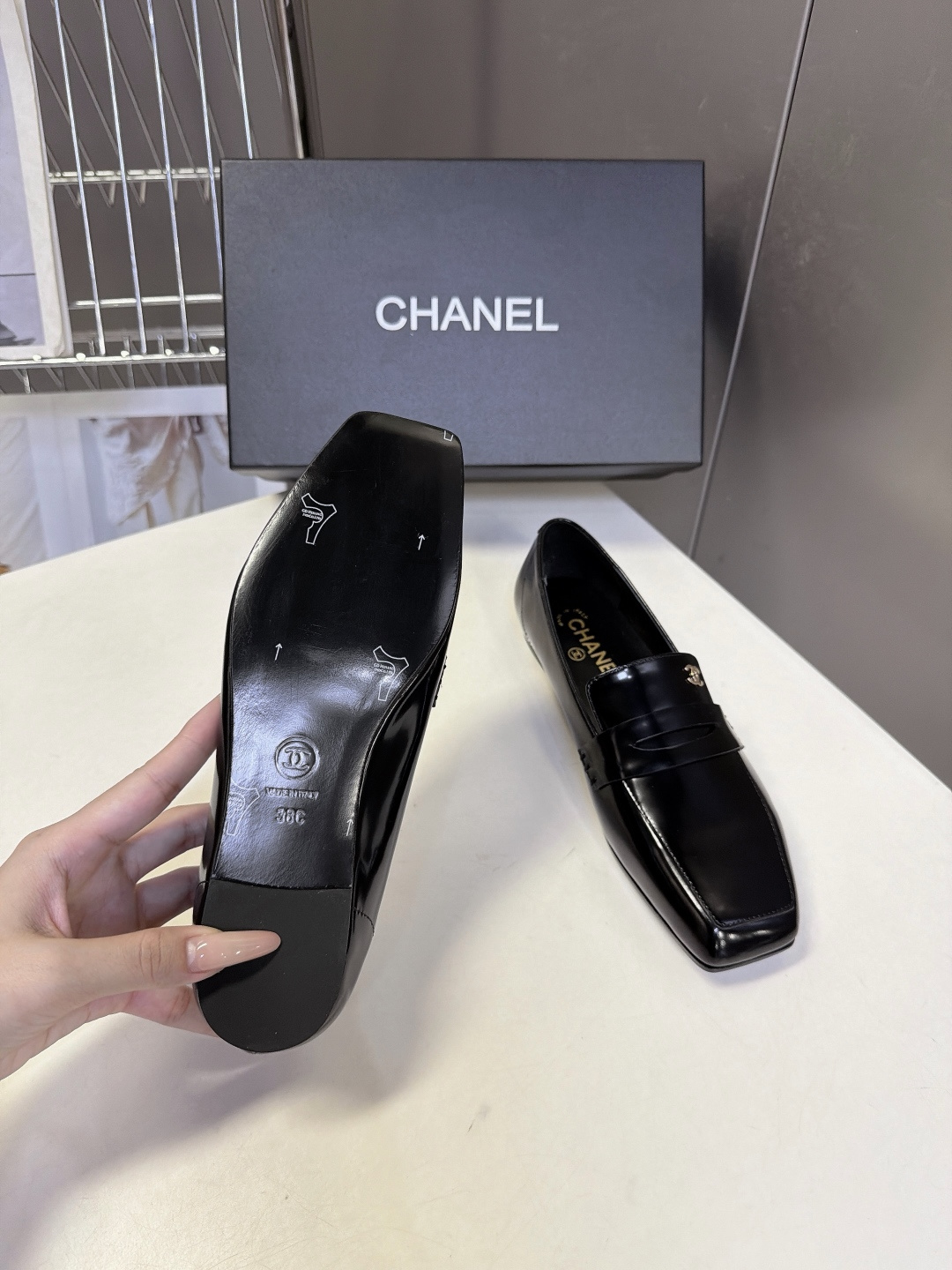 CHANEL香奈儿最新款极简风方头乐福鞋 超多明星网红种草 便士乐福经典鞋身线条 鞋袢点缀银色金属双C品牌LOGI微窄方 CHANEL香奈儿最新款极简风方头乐福鞋 超多明星网红种草 便士乐福经典鞋身线条 鞋袢点缀银色金属双C品牌LOGI微窄方