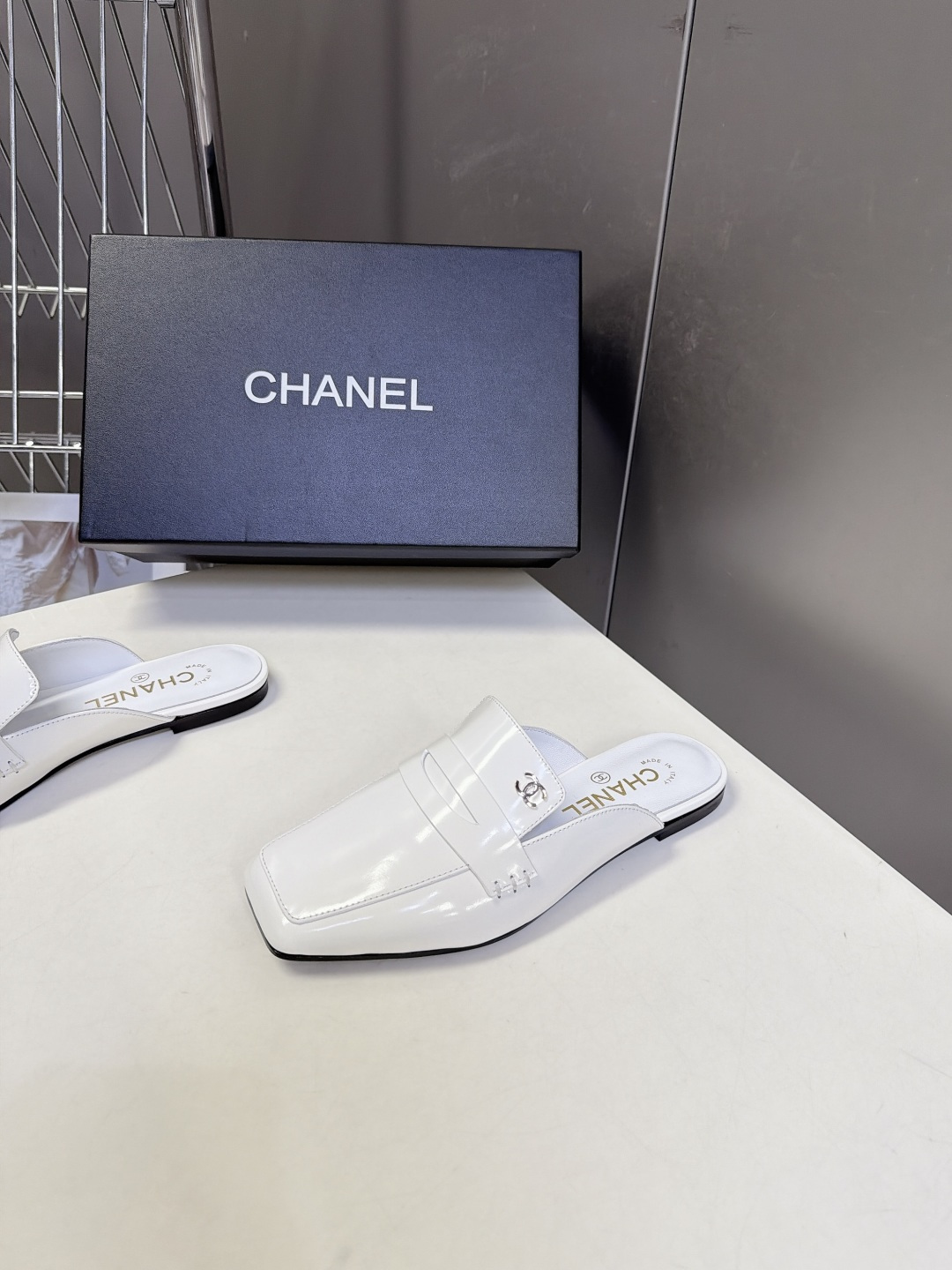 CHANEL香奈儿最新款乐福包头穆勒拖 超多明星网红种草 改良方头包头穆勒拖 无后跟半拖乐福版型 平底零跟设计 鞋面保留 CHANEL香奈儿最新款乐福包头穆勒拖 超多明星网红种草 改良方头包头穆勒拖 无后跟半拖乐福版型 平底零跟设计 鞋面保留