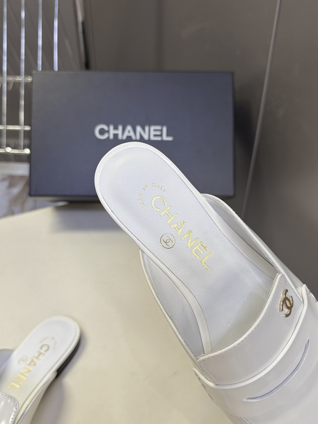 CHANEL香奈儿最新款乐福包头穆勒拖 超多明星网红种草 改良方头包头穆勒拖 无后跟半拖乐福版型 平底零跟设计 鞋面保留 CHANEL香奈儿最新款乐福包头穆勒拖 超多明星网红种草 改良方头包头穆勒拖 无后跟半拖乐福版型 平底零跟设计 鞋面保留