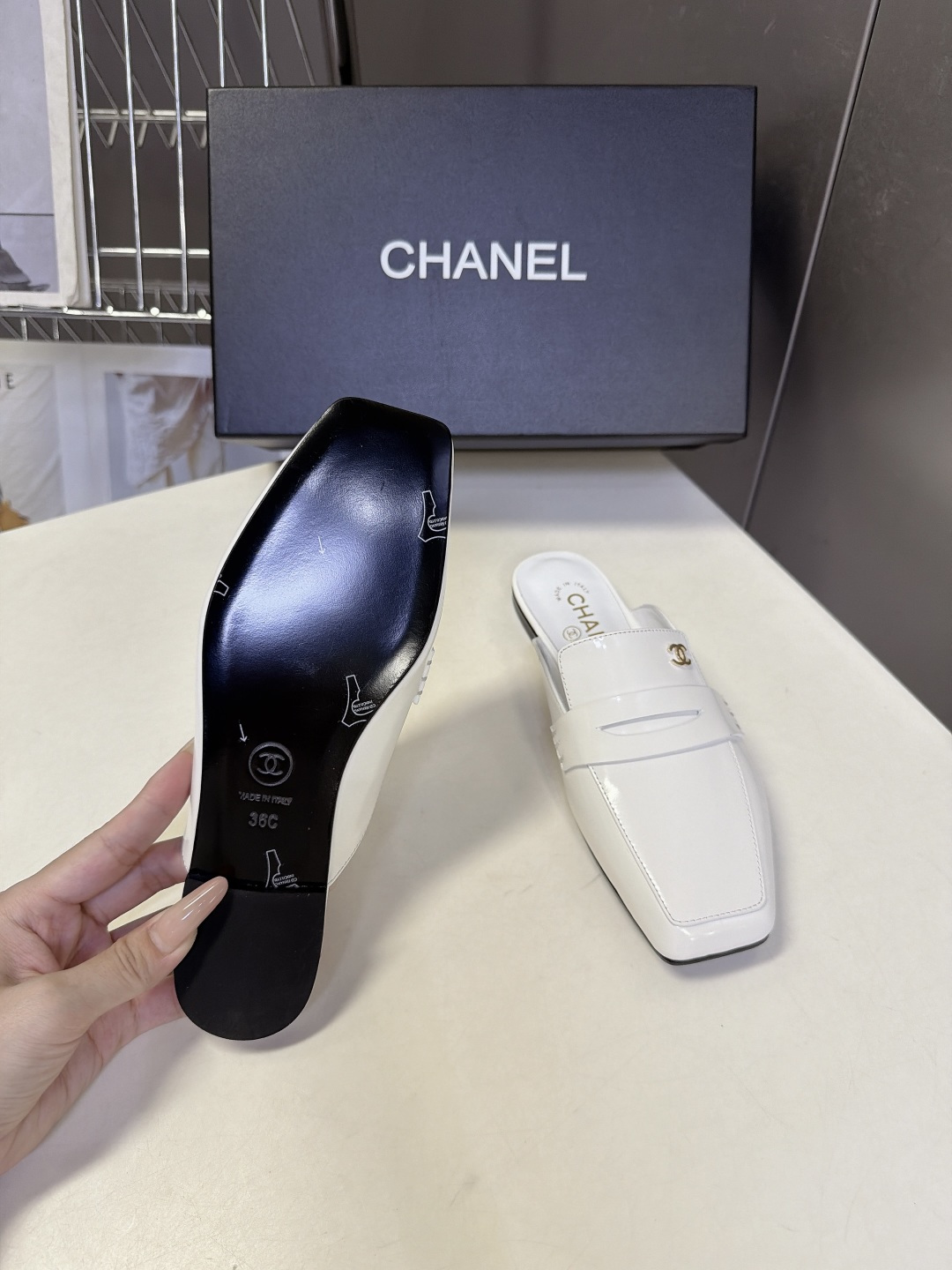 CHANEL香奈儿最新款乐福包头穆勒拖 超多明星网红种草 改良方头包头穆勒拖 无后跟半拖乐福版型 平底零跟设计 鞋面保留 CHANEL香奈儿最新款乐福包头穆勒拖 超多明星网红种草 改良方头包头穆勒拖 无后跟半拖乐福版型 平底零跟设计 鞋面保留