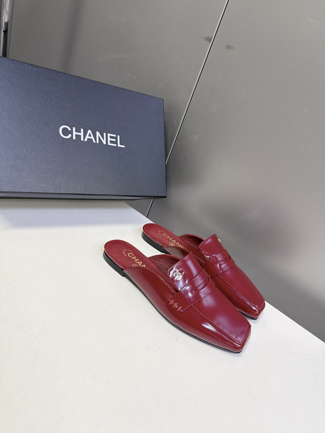 CHANEL香奈儿最新款乐福包头穆勒拖 超多明星网红种草 改良方头包头穆勒拖 无后跟半拖乐福版型 平底零跟设计 鞋面保留