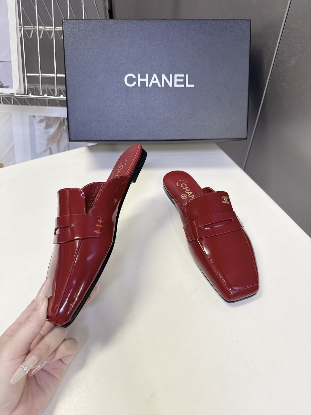 CHANEL香奈儿最新款乐福包头穆勒拖 超多明星网红种草 改良方头包头穆勒拖 无后跟半拖乐福版型 平底零跟设计 鞋面保留