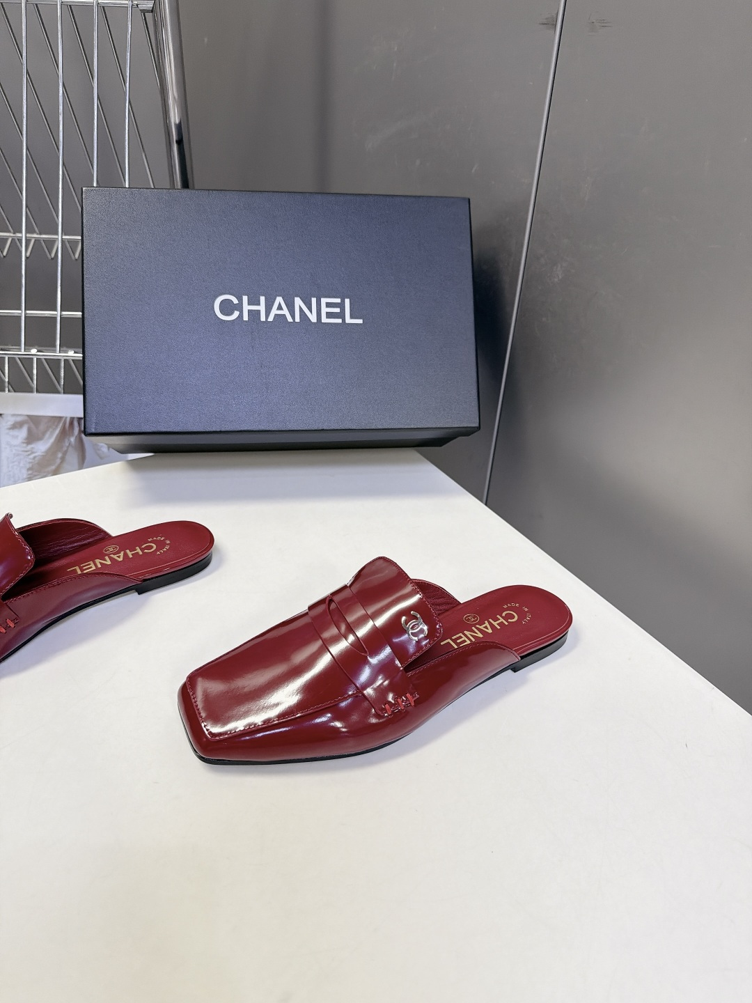 CHANEL香奈儿最新款乐福包头穆勒拖 超多明星网红种草 改良方头包头穆勒拖 无后跟半拖乐福版型 平底零跟设计 鞋面保留