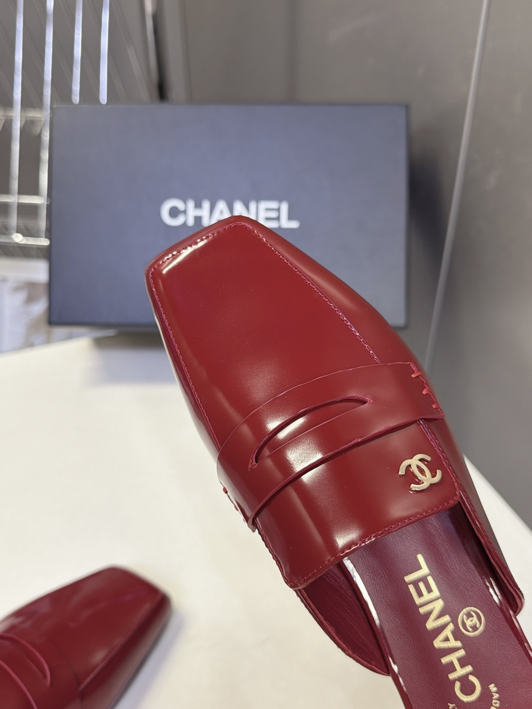 CHANEL香奈儿最新款乐福包头穆勒拖 超多明星网红种草 改良方头包头穆勒拖 无后跟半拖乐福版型 平底零跟设计 鞋面保留