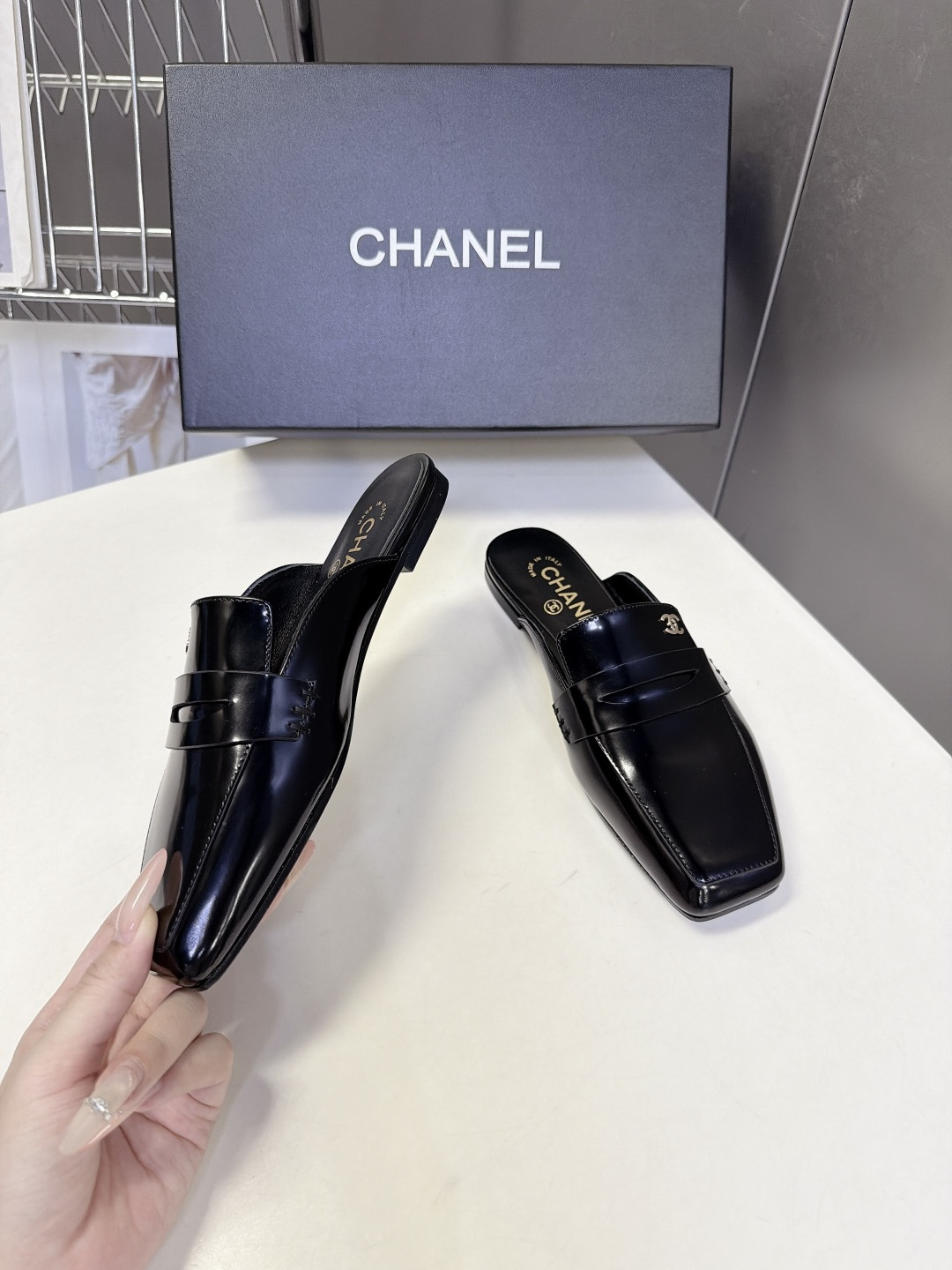 CHANEL香奈儿最新款乐福包头穆勒拖 超多明星网红种草 改良方头包头穆勒拖 无后跟半拖乐福版型 平底零跟设计 鞋面保留