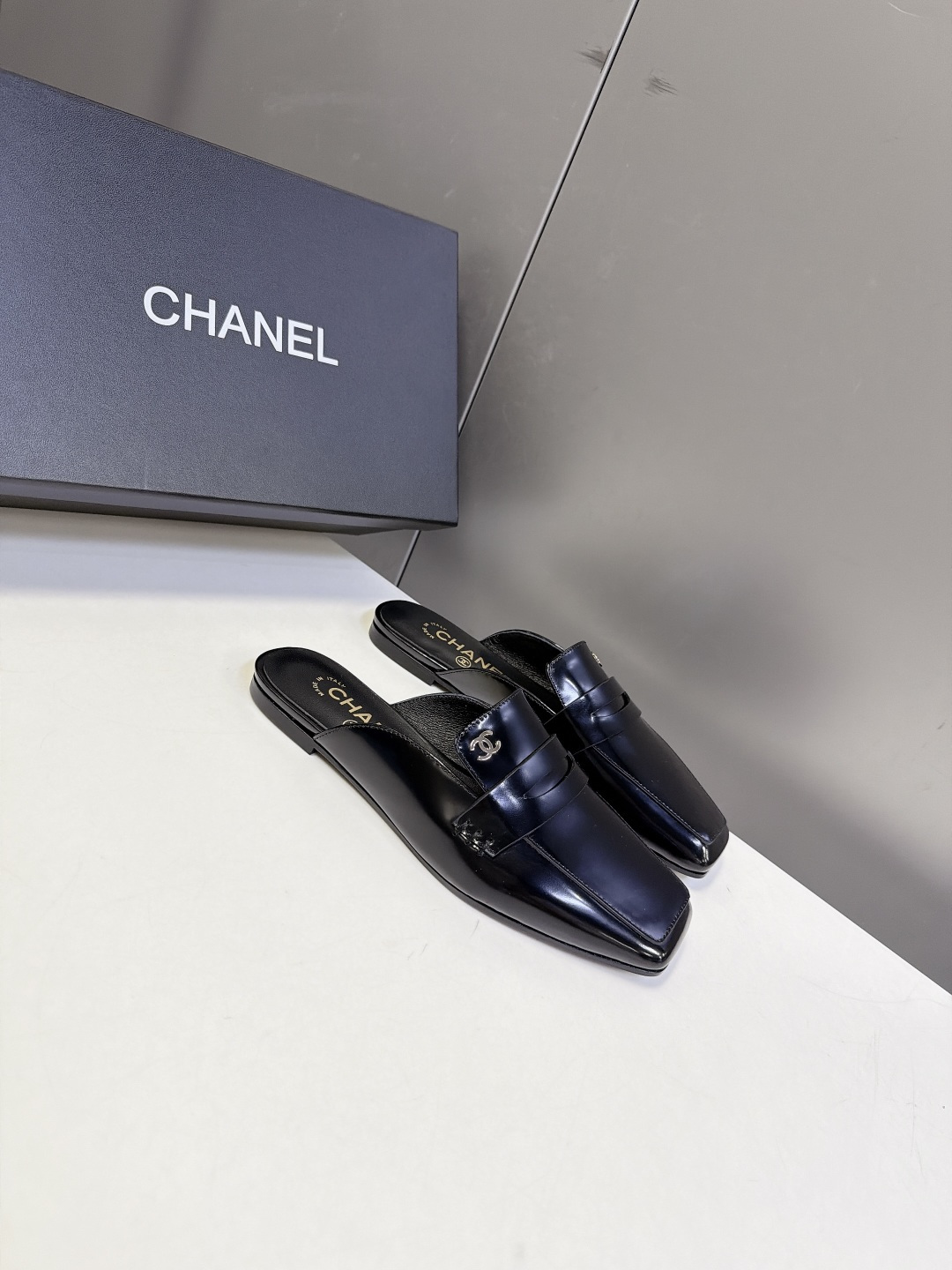 CHANEL香奈儿最新款乐福包头穆勒拖 超多明星网红种草 改良方头包头穆勒拖 无后跟半拖乐福版型 平底零跟设计 鞋面保留