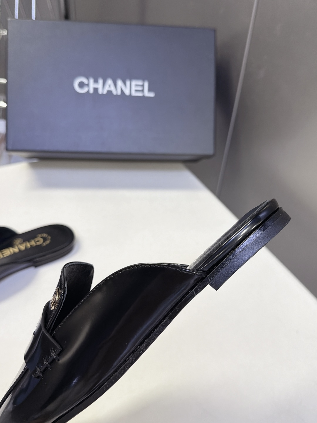 CHANEL香奈儿最新款乐福包头穆勒拖 超多明星网红种草 改良方头包头穆勒拖 无后跟半拖乐福版型 平底零跟设计 鞋面保留