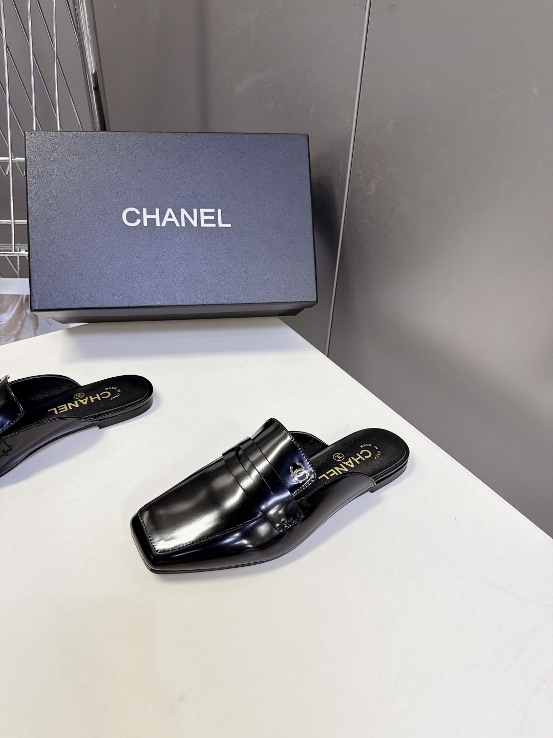 CHANEL香奈儿最新款乐福包头穆勒拖 超多明星网红种草 改良方头包头穆勒拖 无后跟半拖乐福版型 平底零跟设计 鞋面保留