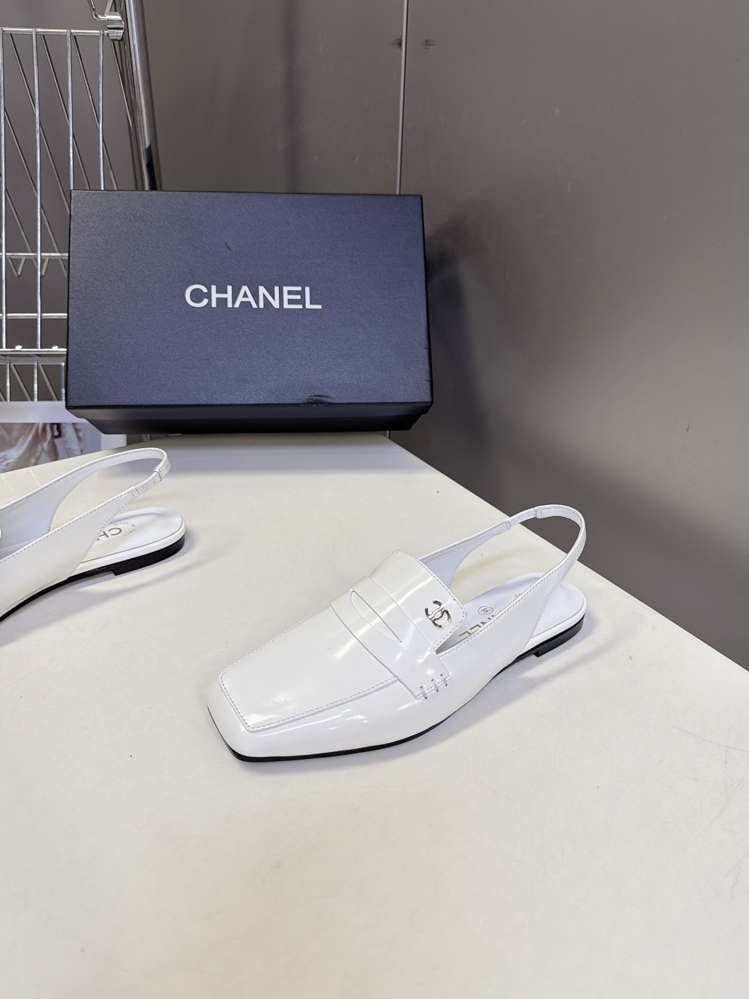 CHANEL香奈儿最新款后绊带乐福穆勒平底鞋 超多明星网红种草 方头后空slingback穆勒款式 融合经典便士乐福鞋的