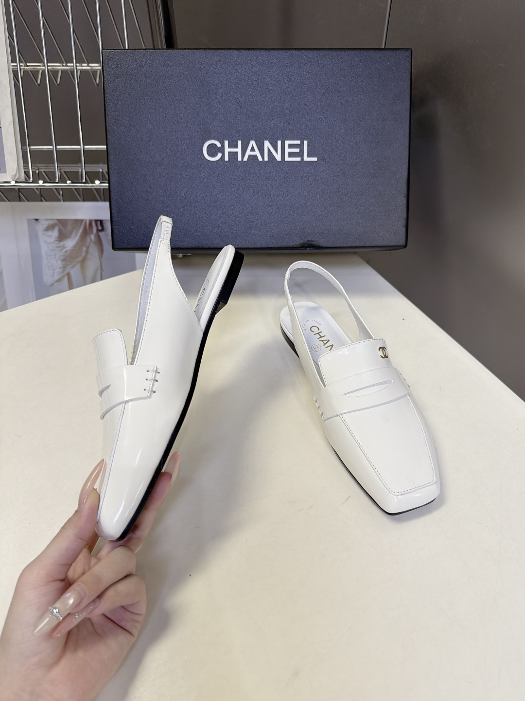 CHANEL香奈儿最新款后绊带乐福穆勒平底鞋 超多明星网红种草 方头后空slingback穆勒款式 融合经典便士乐福鞋的