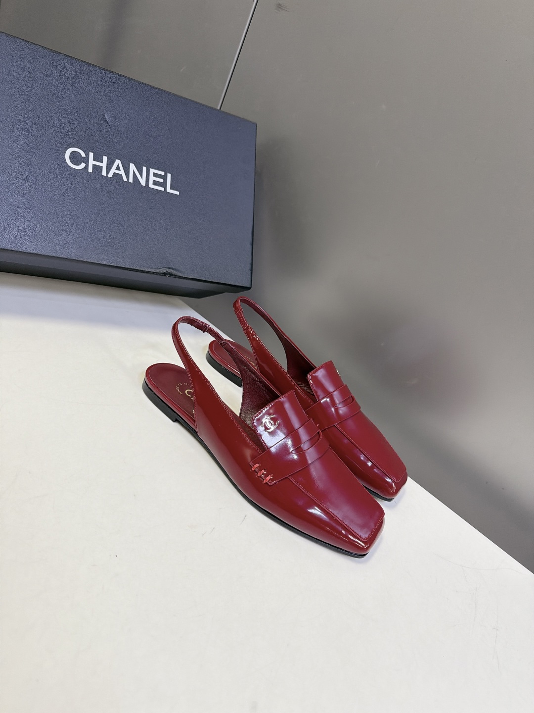 CHANEL香奈儿最新款后绊带乐福穆勒平底鞋 超多明星网红种草 方头后空slingback穆勒款式 融合经典便士乐福鞋的
