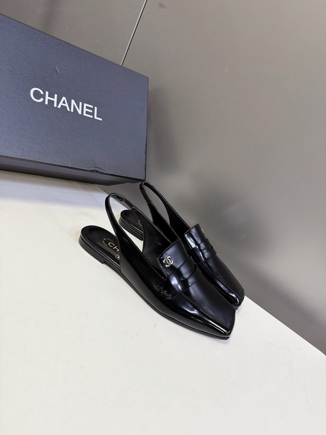CHANEL香奈儿最新款后绊带乐福穆勒平底鞋 超多明星网红种草 方头后空slingback穆勒款式 融合经典便士乐福鞋的 CHANEL香奈儿最新款后绊带乐福穆勒平底鞋 超多明星网红种草 方头后空slingback穆勒款式 融合经典便士乐福鞋的